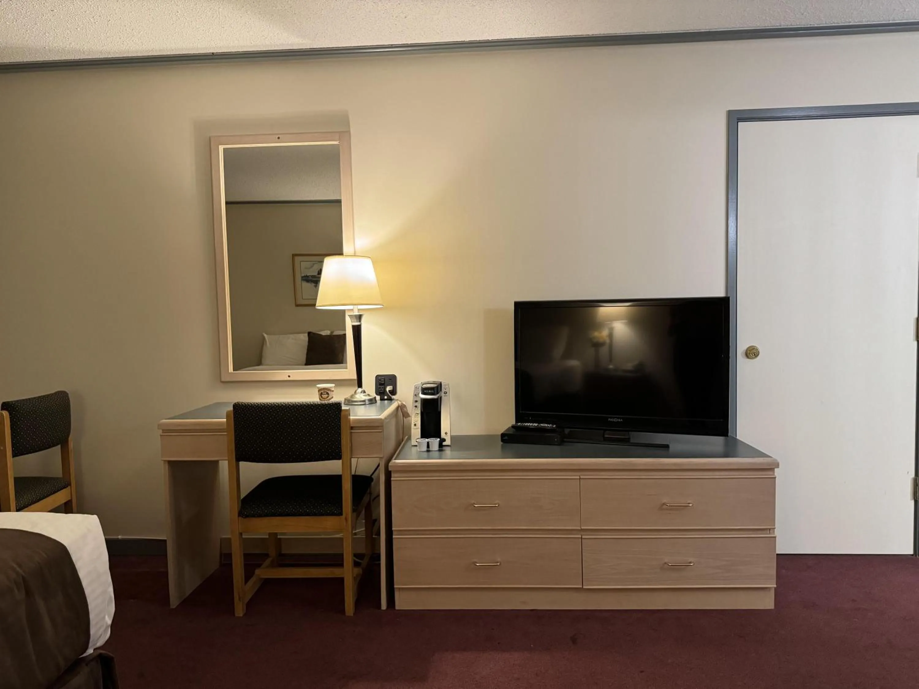 TV and multimedia, Bed in Divya Sutra Plaza and Conference Centre, Vernon, BC