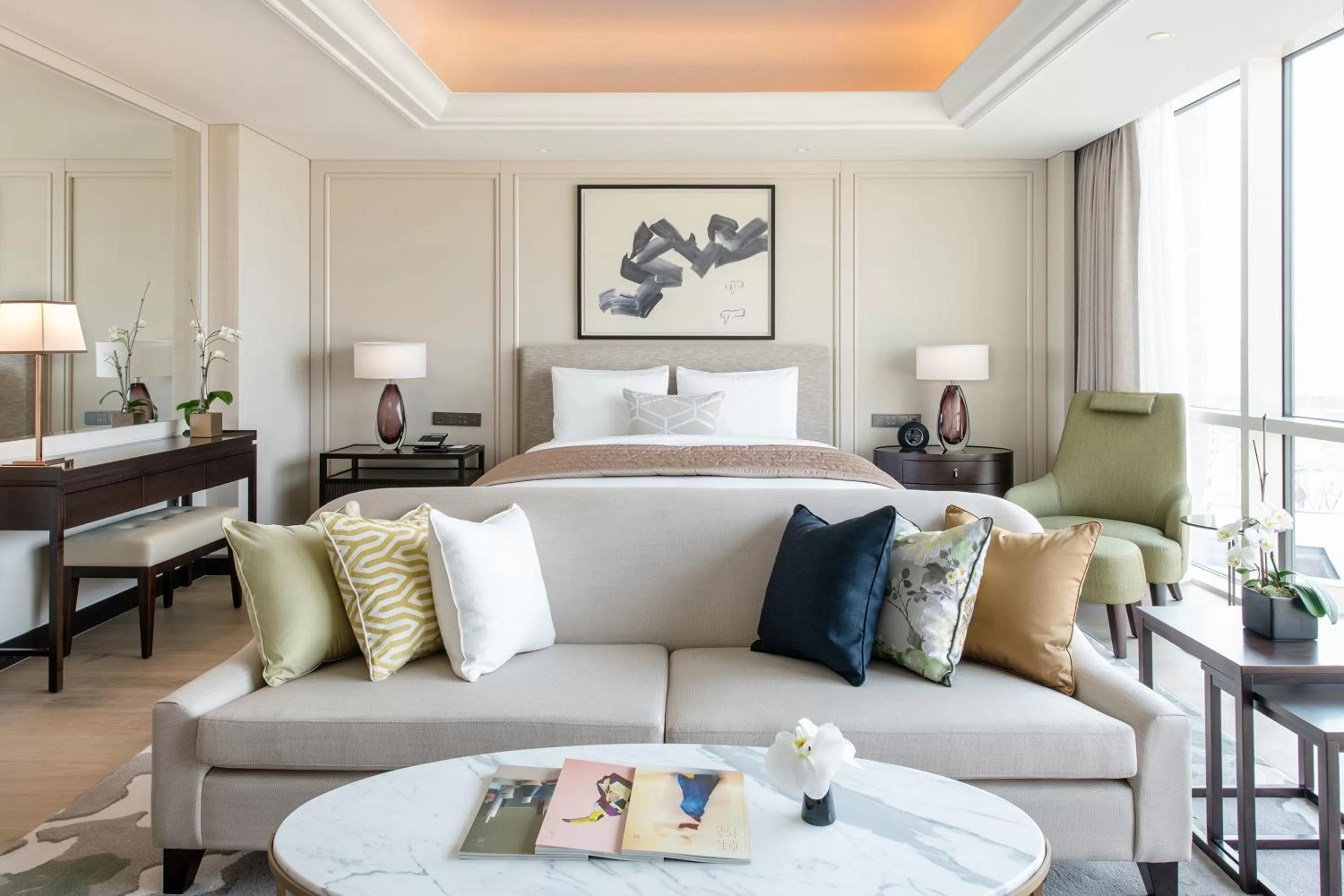 Photo of the whole room, Bed in Paradise City