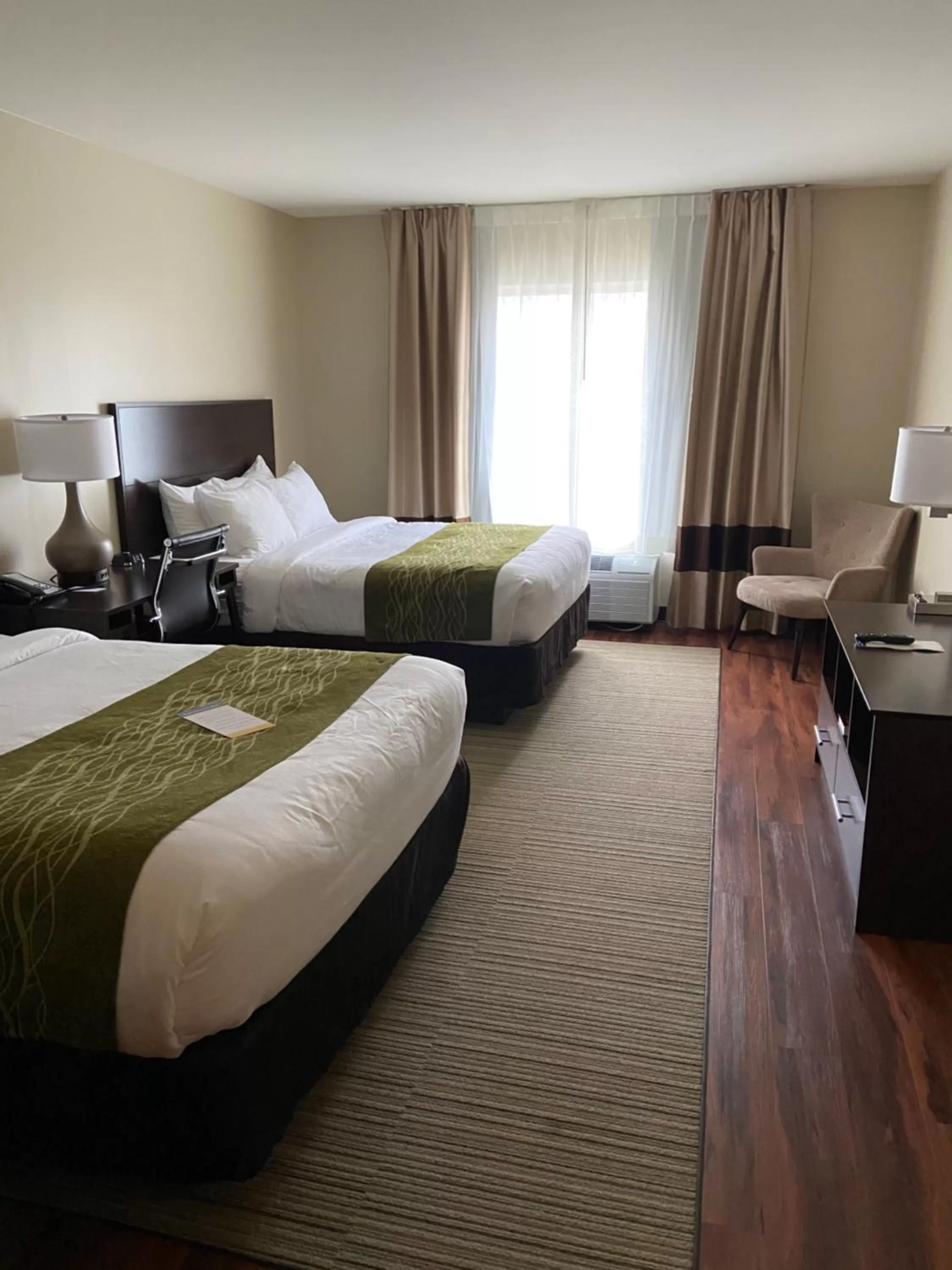 Photo of the whole room, Bed in Comfort Inn Connellsville Riverview