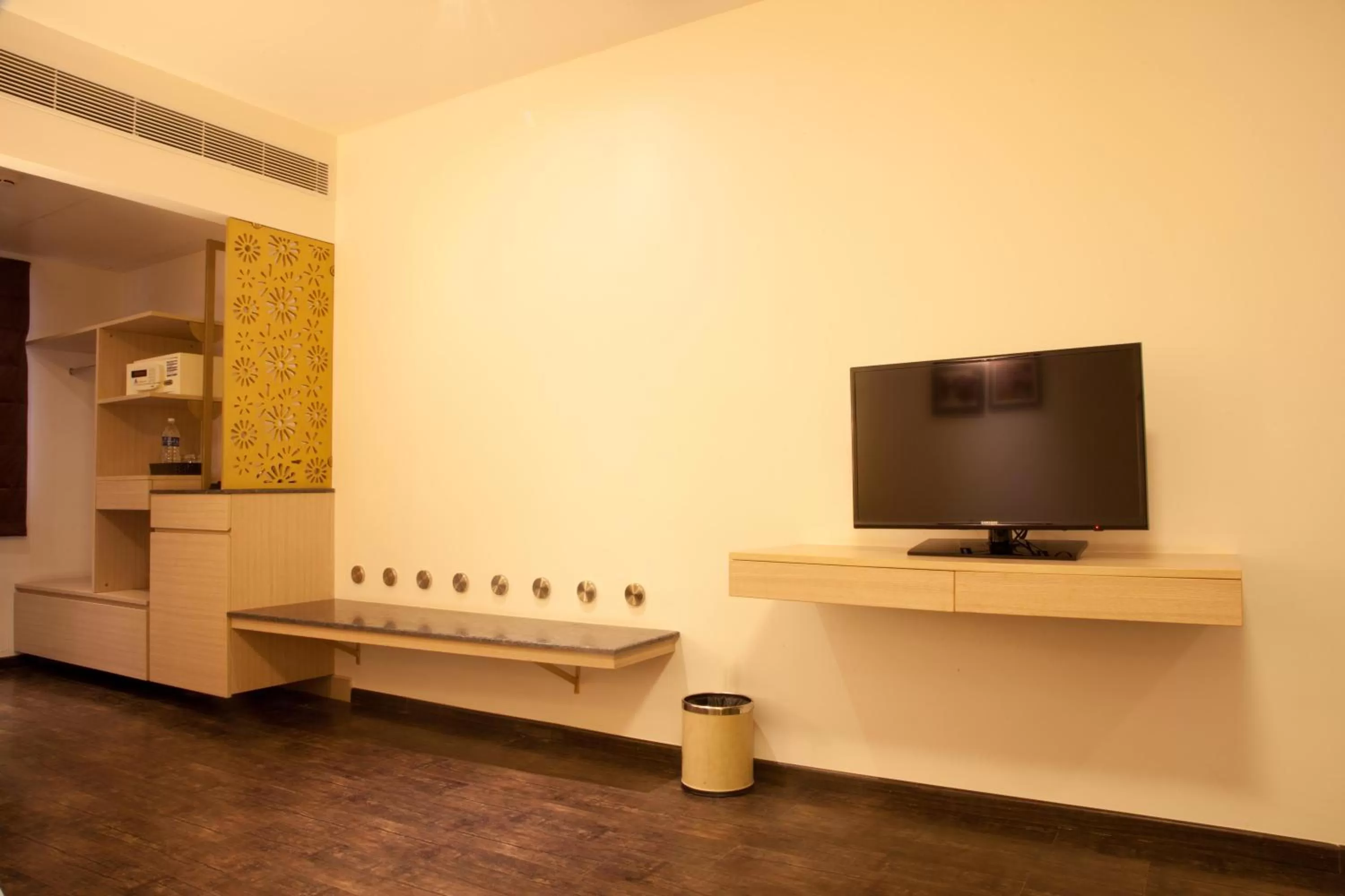 Communal lounge/ TV room, TV/Entertainment Center in Hotel Sabareesh Park