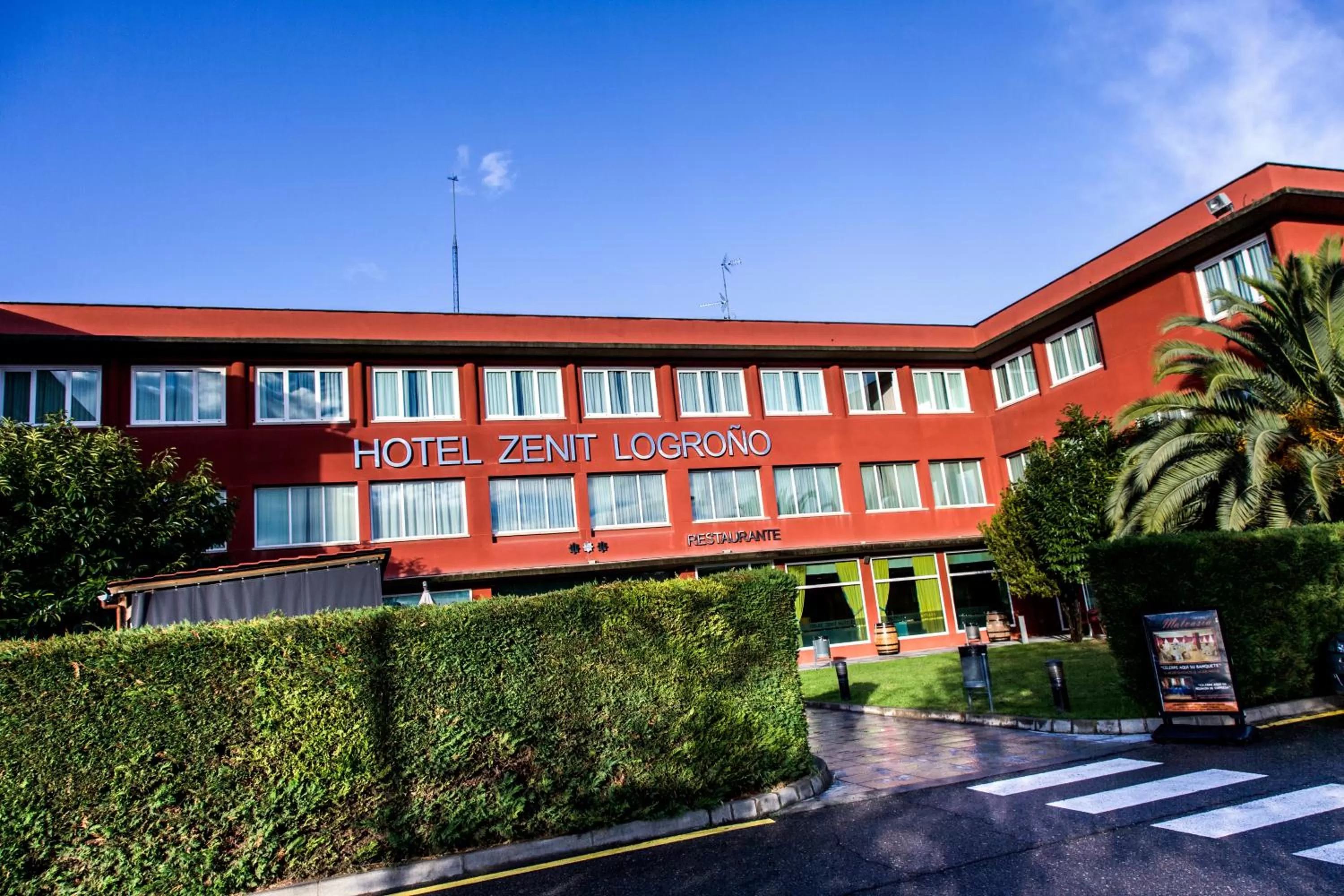 Facade/entrance in Zenit Logroño