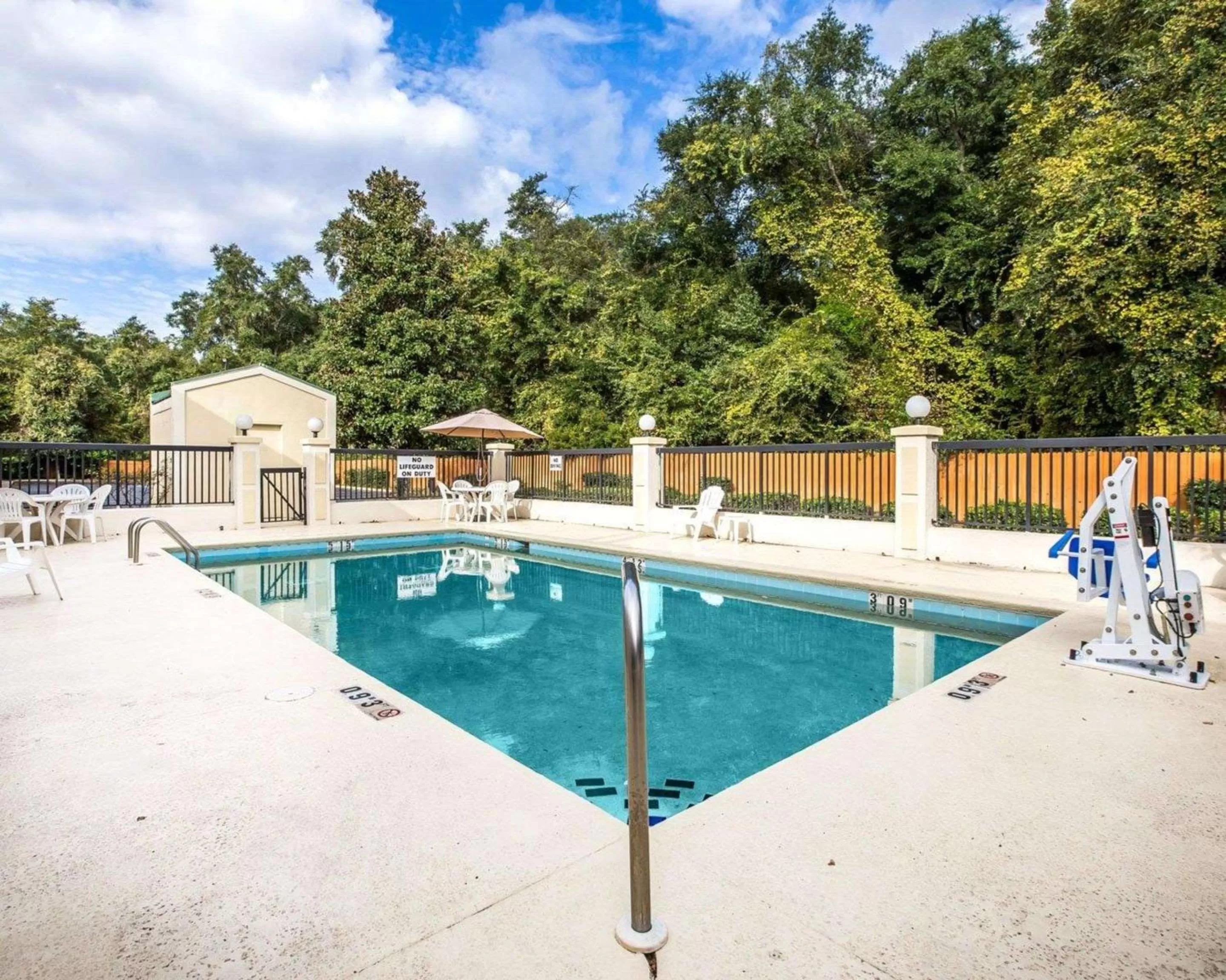 Swimming pool in Quality Inn Darien-North Brunswick