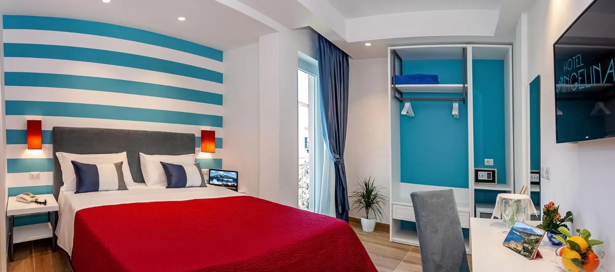 View (from property/room), Bed in Hotel Angelina