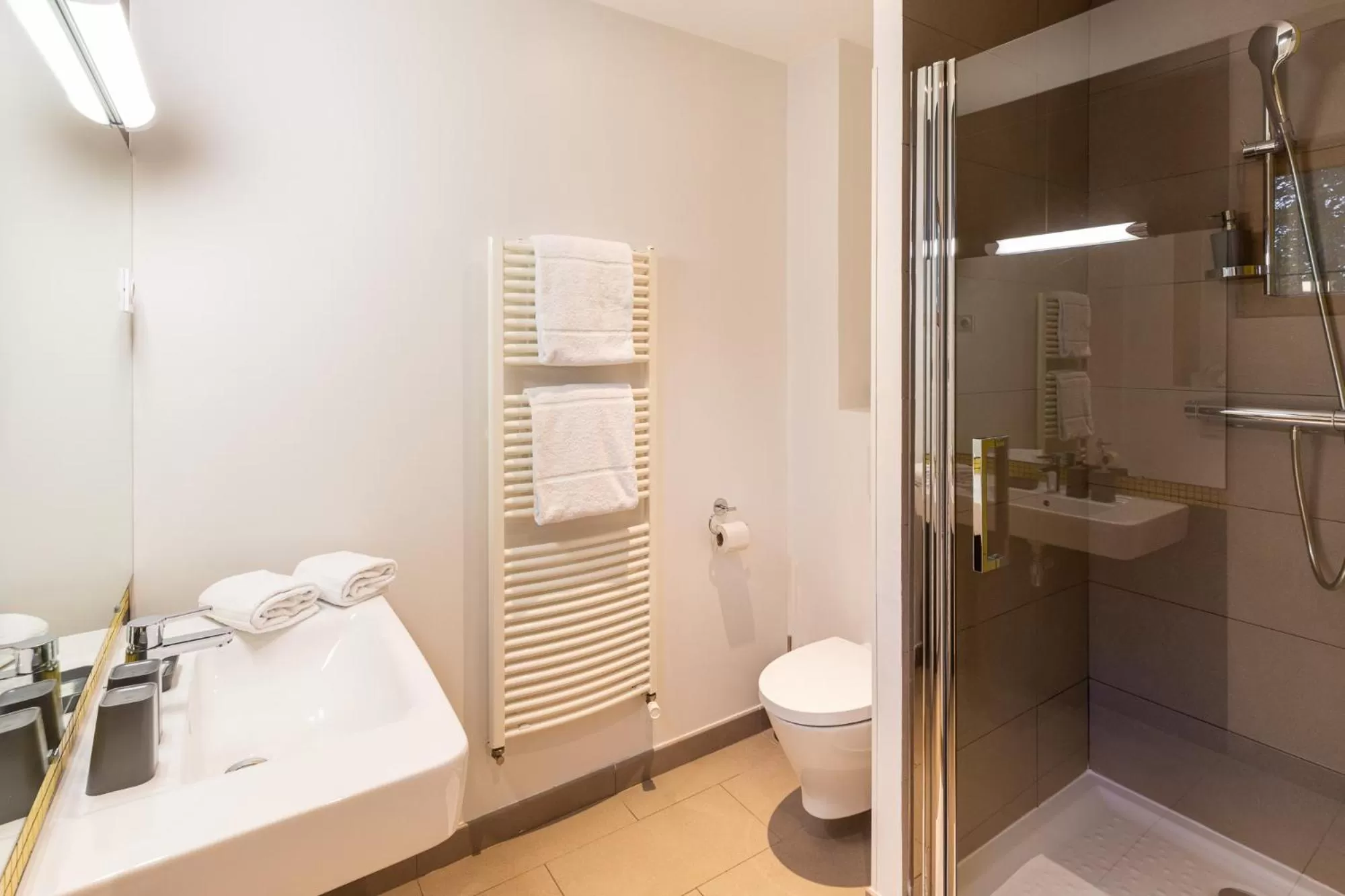 Shower in La Maison de Karen Chocolat