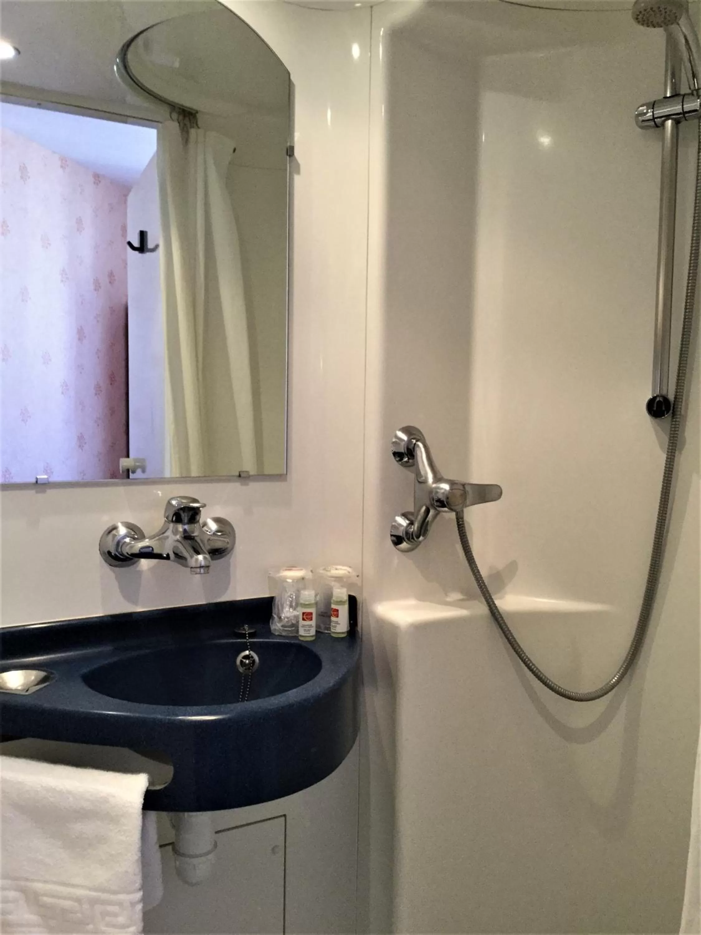 Bathroom in Nouvel Hotel