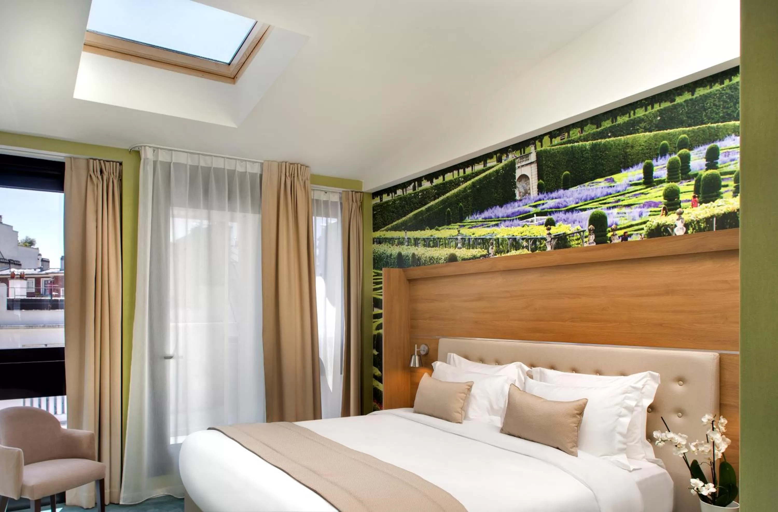 Eiffel Tower Suite in Jardins de Mademoiselle Hôtel & Spa