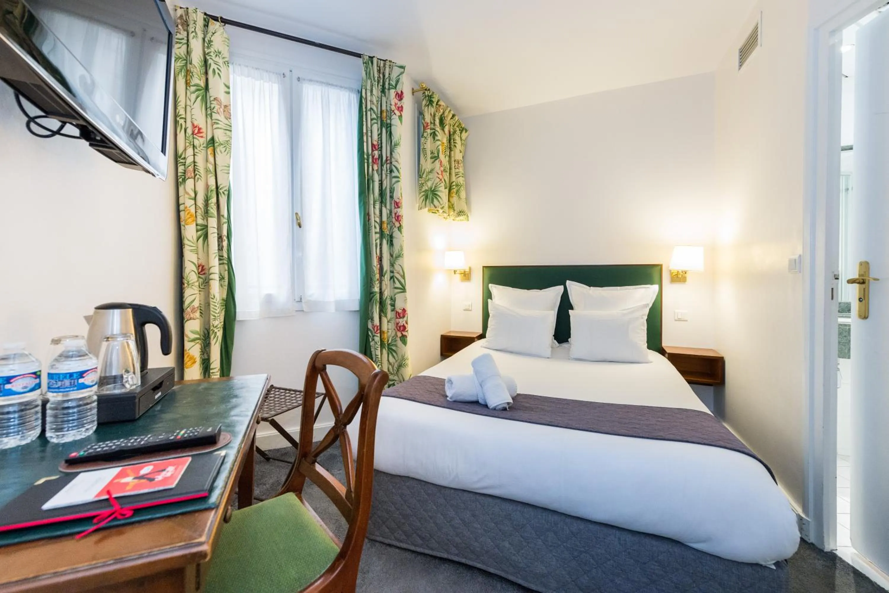 Inner courtyard view, Bed in France Louvre