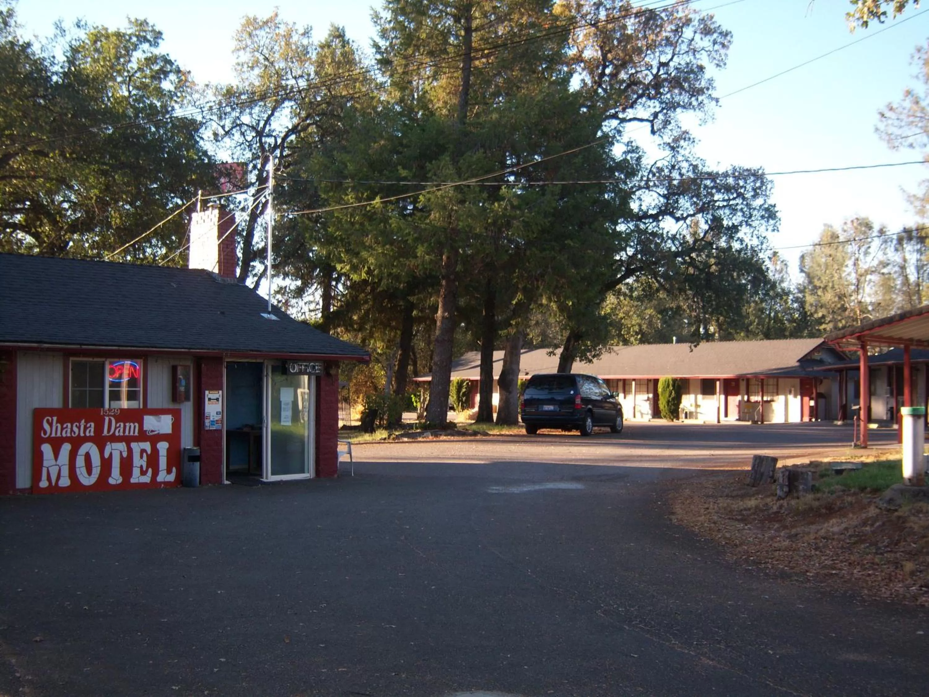 Facade/entrance in Shasta Dam Motel