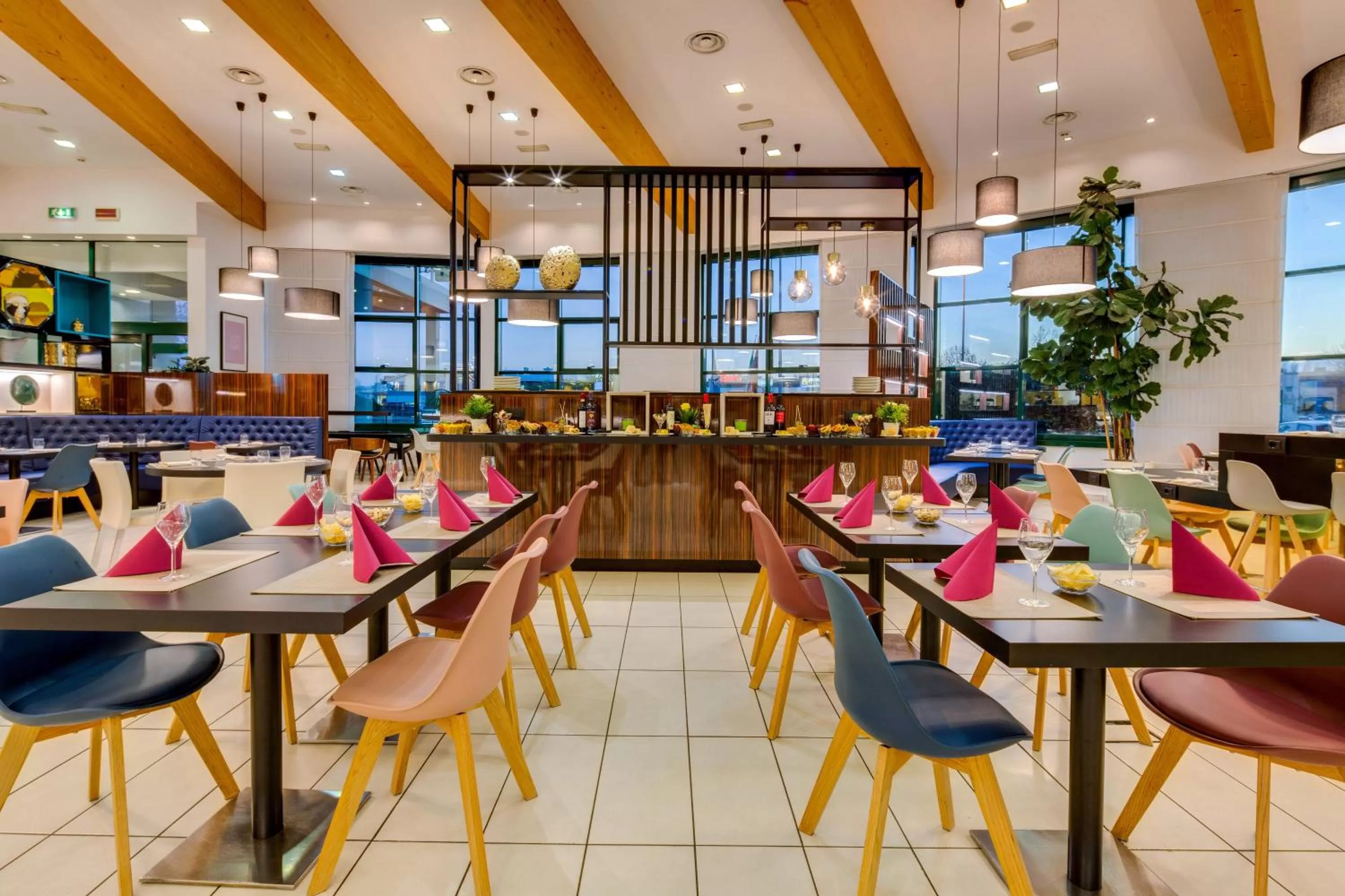 Lounge or bar in Holiday Inn Bologna - Fiera by IHG