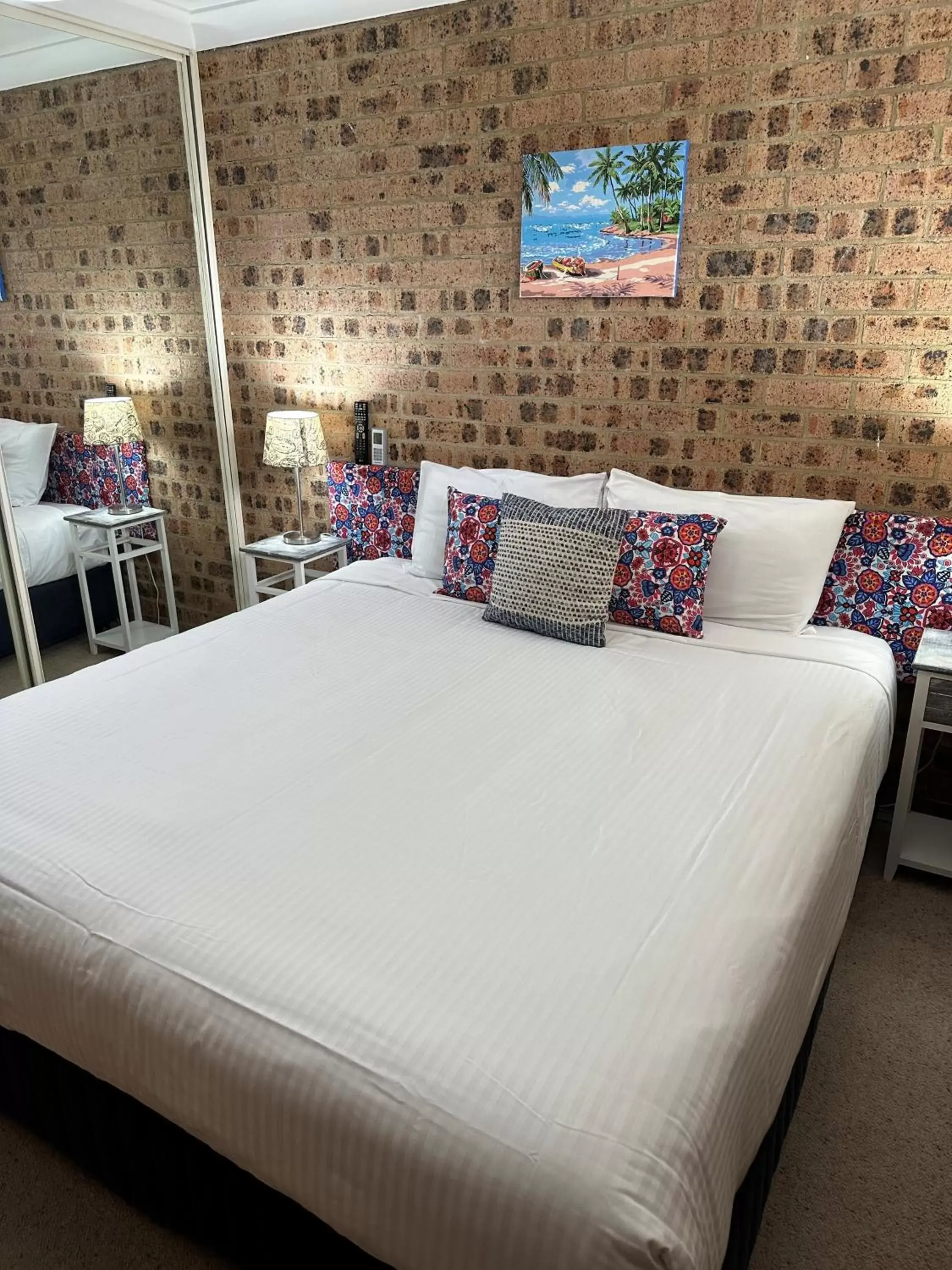 Two-Bedroom Apartment with King Bed and 2 Single Beds - Split Level in Avaleen Lodge Motor Inn Two-Bedroom Apartment with King Bed and 2 Single Beds - Split Level in Avaleen Lodge Motor Inn