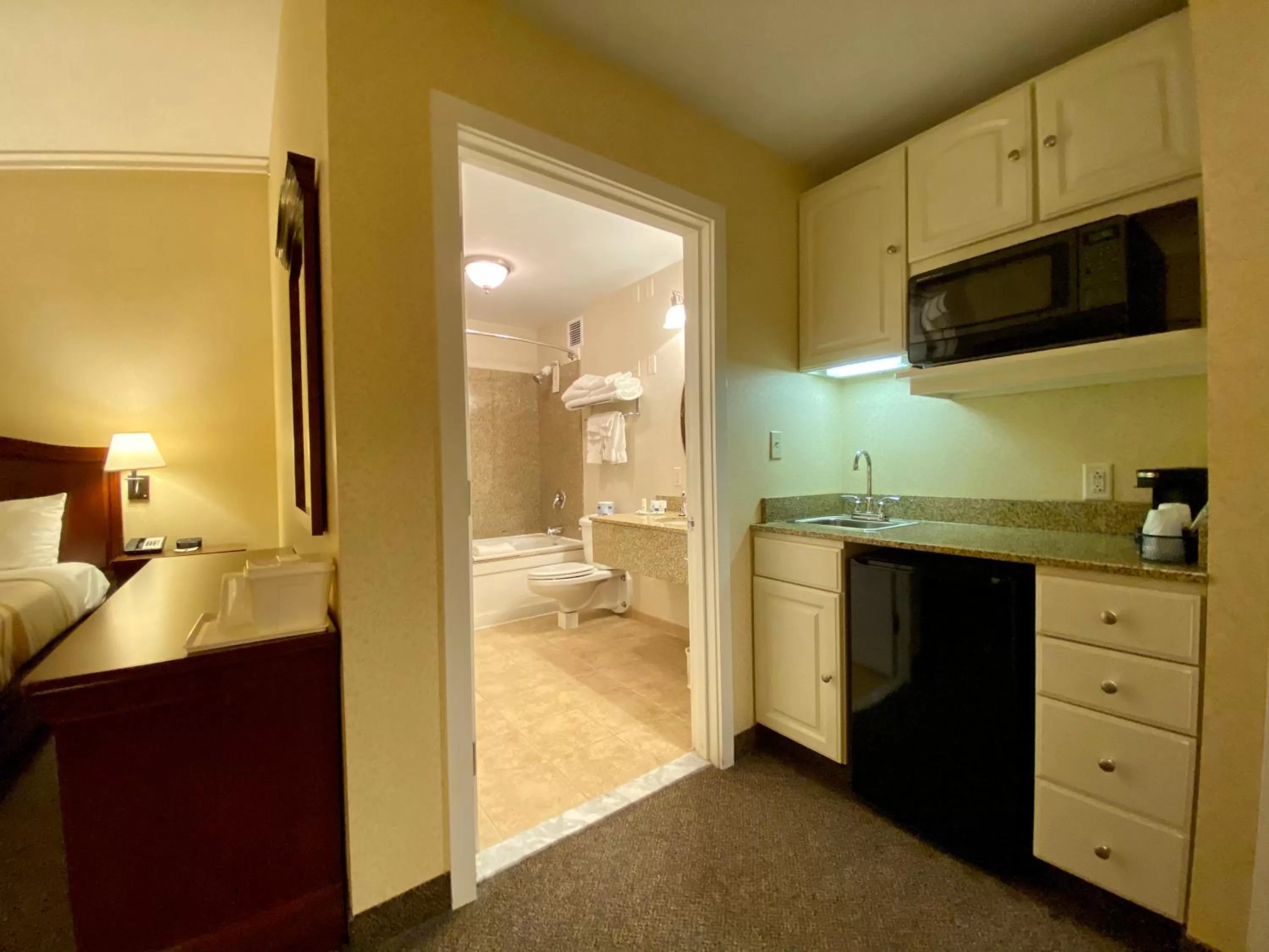 Bathroom, Bed in Maine Evergreen Hotel, an Ascend Collection Hotel
