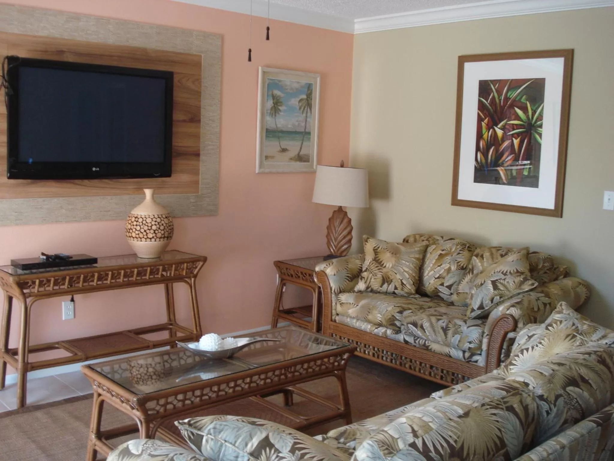Living room, TV/Entertainment Center in Queens Gate Resort