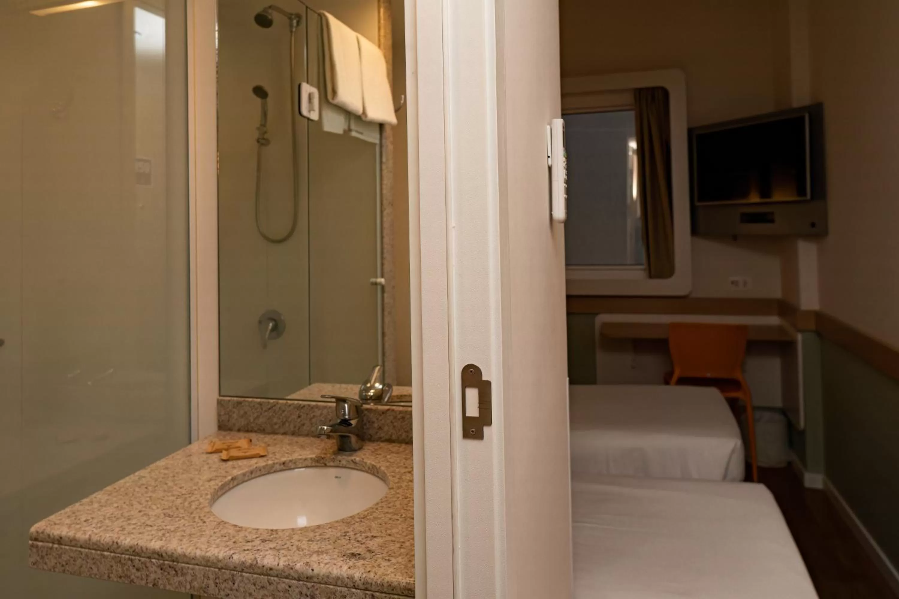 Shower in ibis budget Curitiba Aeroporto