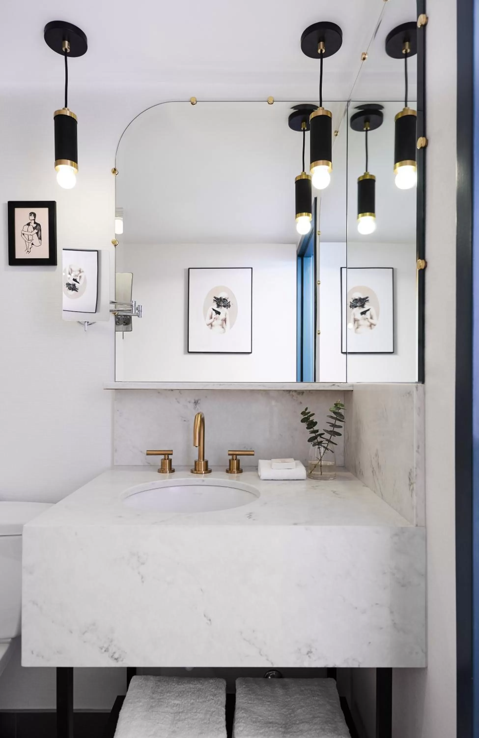 Bathroom, Bed in Kimpton Saint George Hotel by IHG