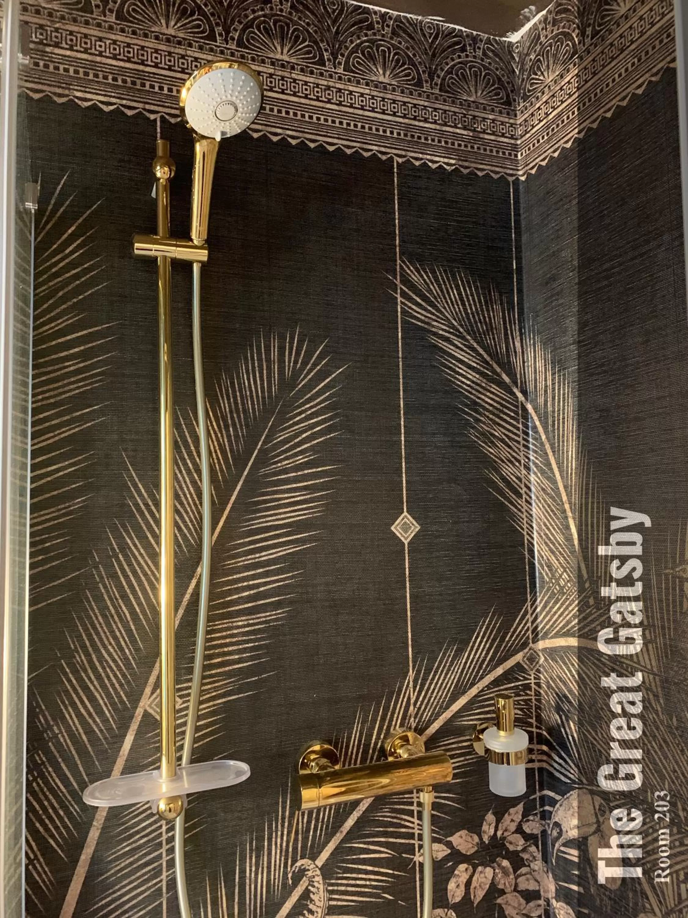 Shower in The Henry Self Check-In Guesthouse