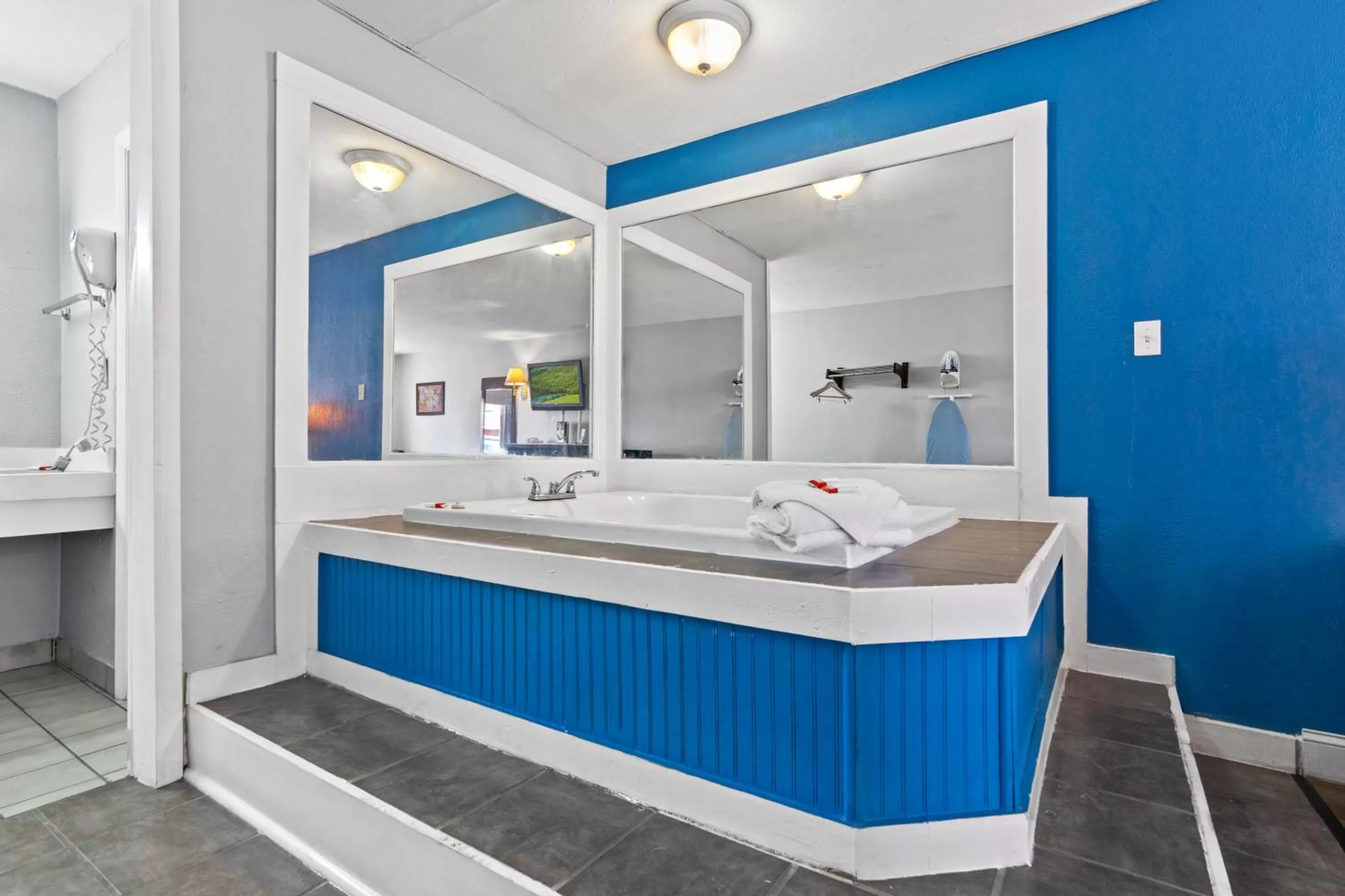 Hot Tub in Econo Lodge Inn & Suites Virginia Beach - Norfolk