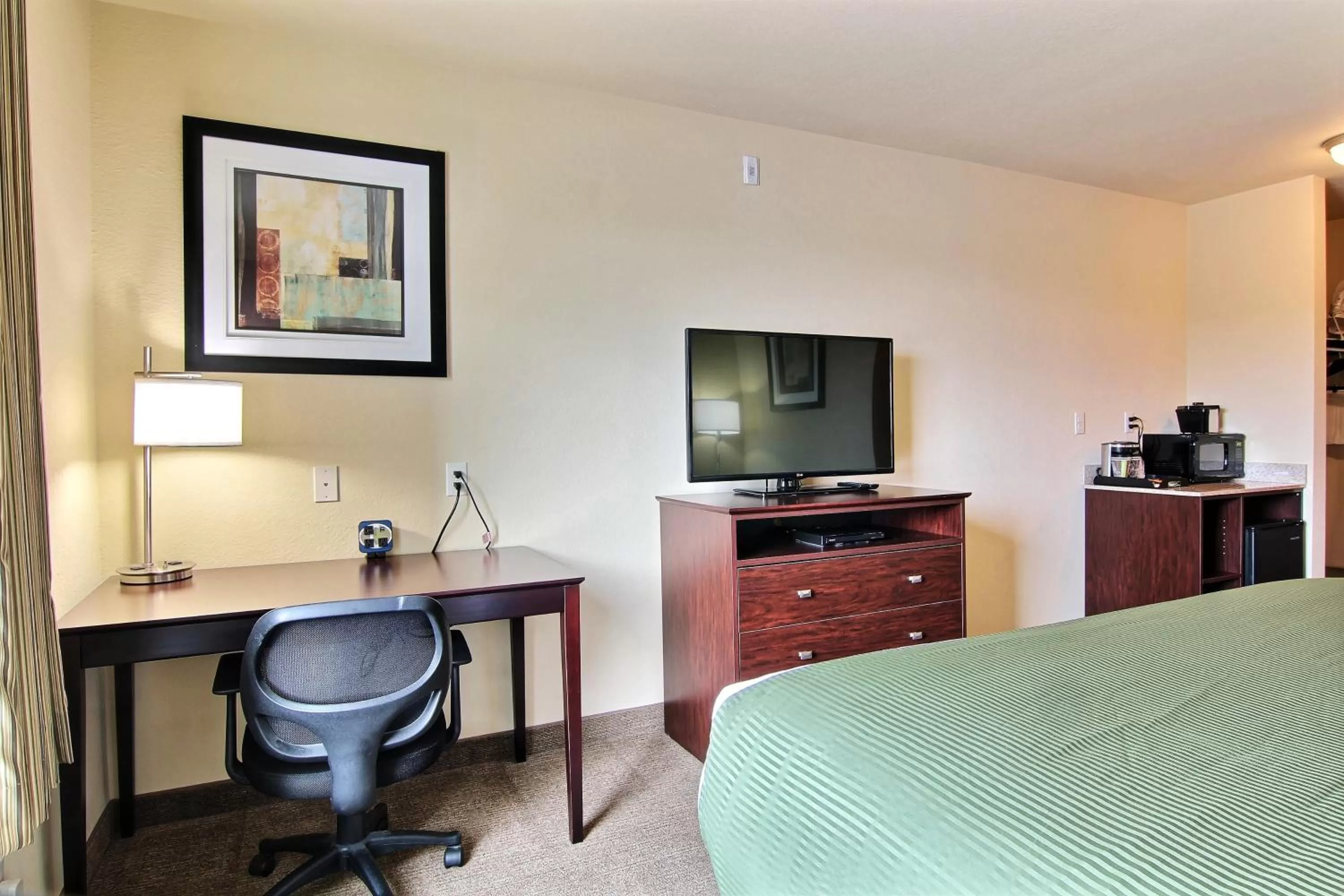 TV and multimedia, TV/Entertainment Center in Cobblestone Hotel and Suites - Crookston