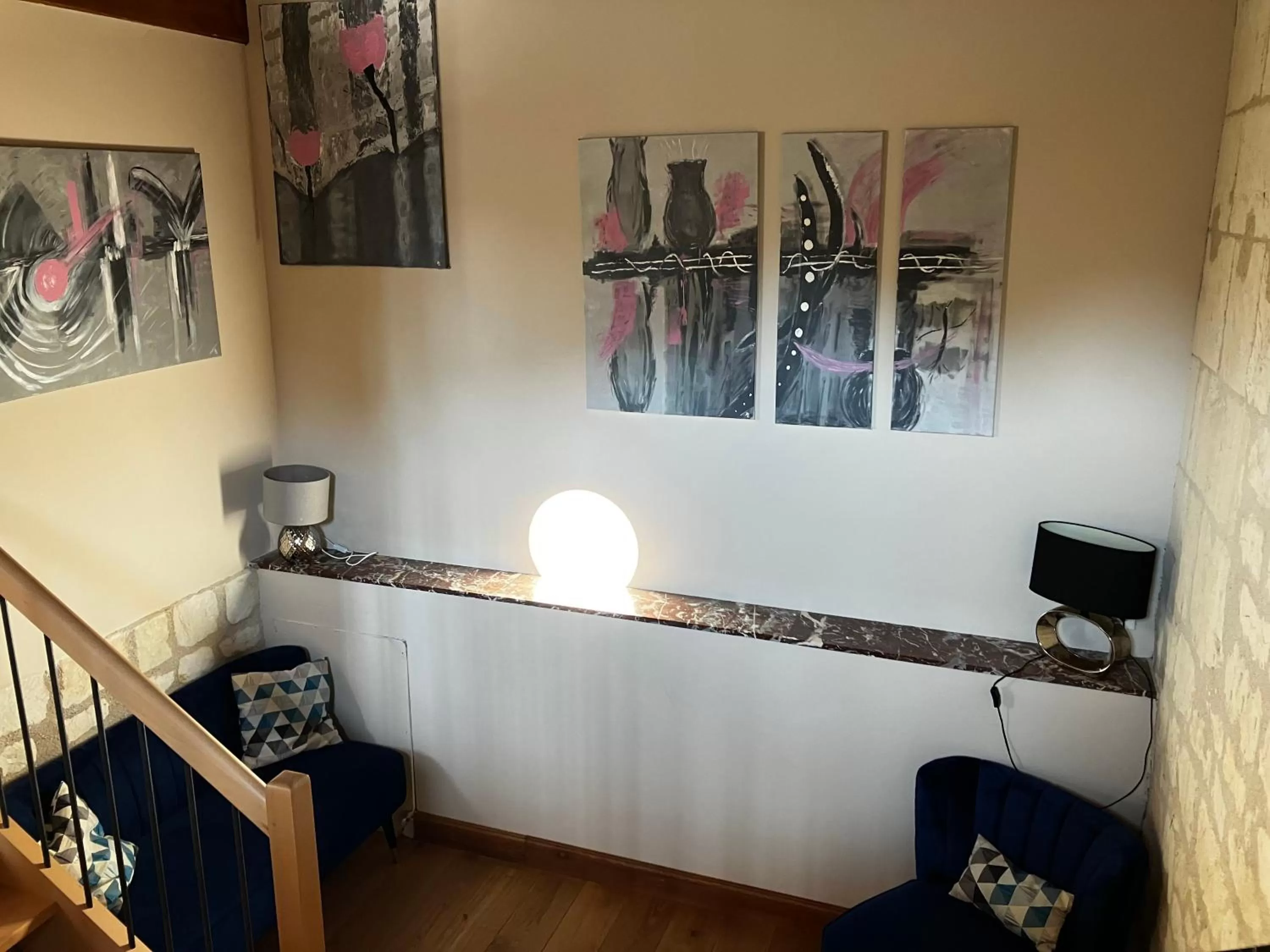 Seating area in La Bonne Note