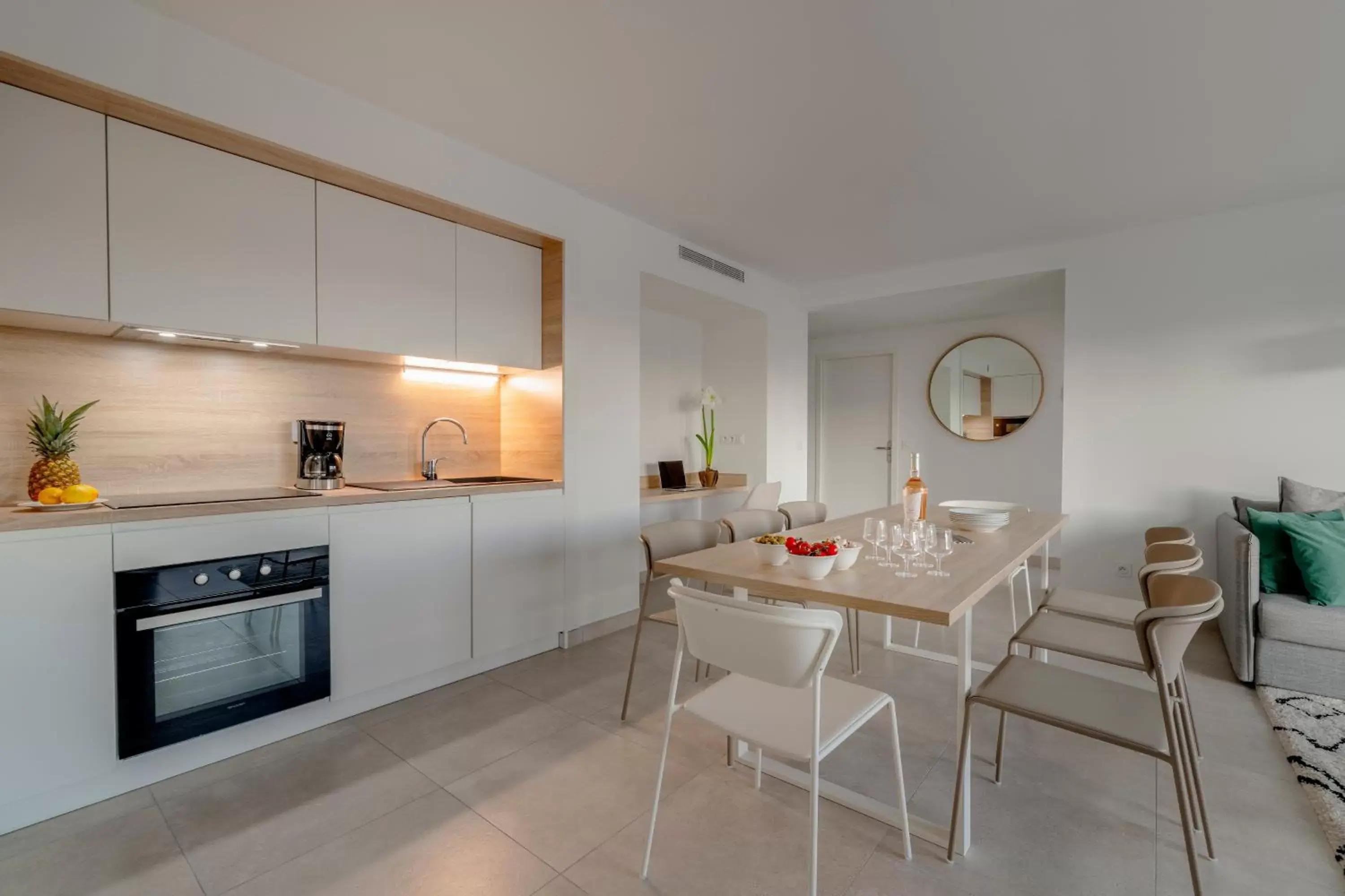 Three-Bedroom Apartment in Lagrange Apart'Hôtel Antibes Olympie Three-Bedroom Apartment in Lagrange Apart'Hôtel Antibes Olympie