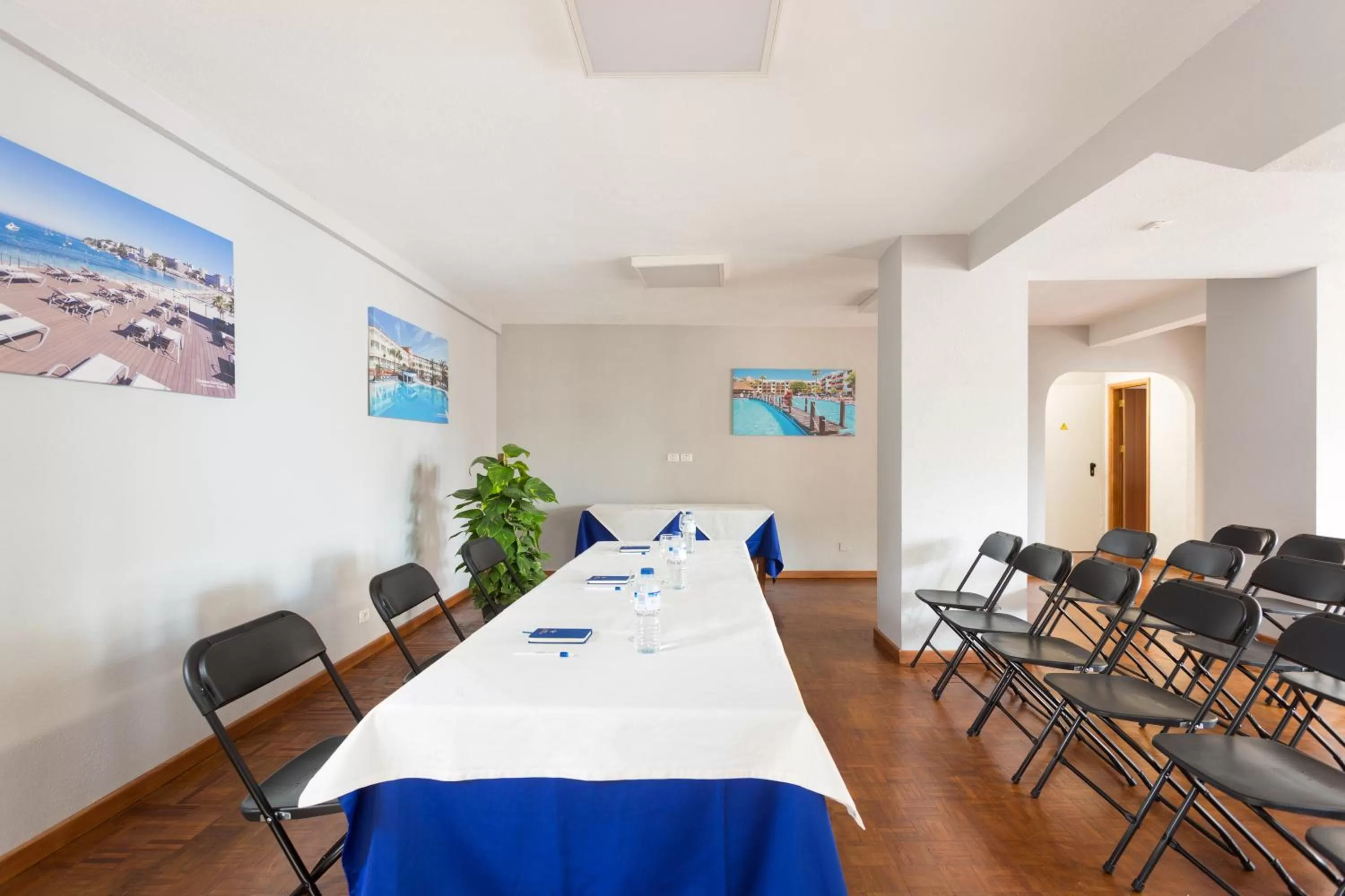 Business facilities in Globales Acuario