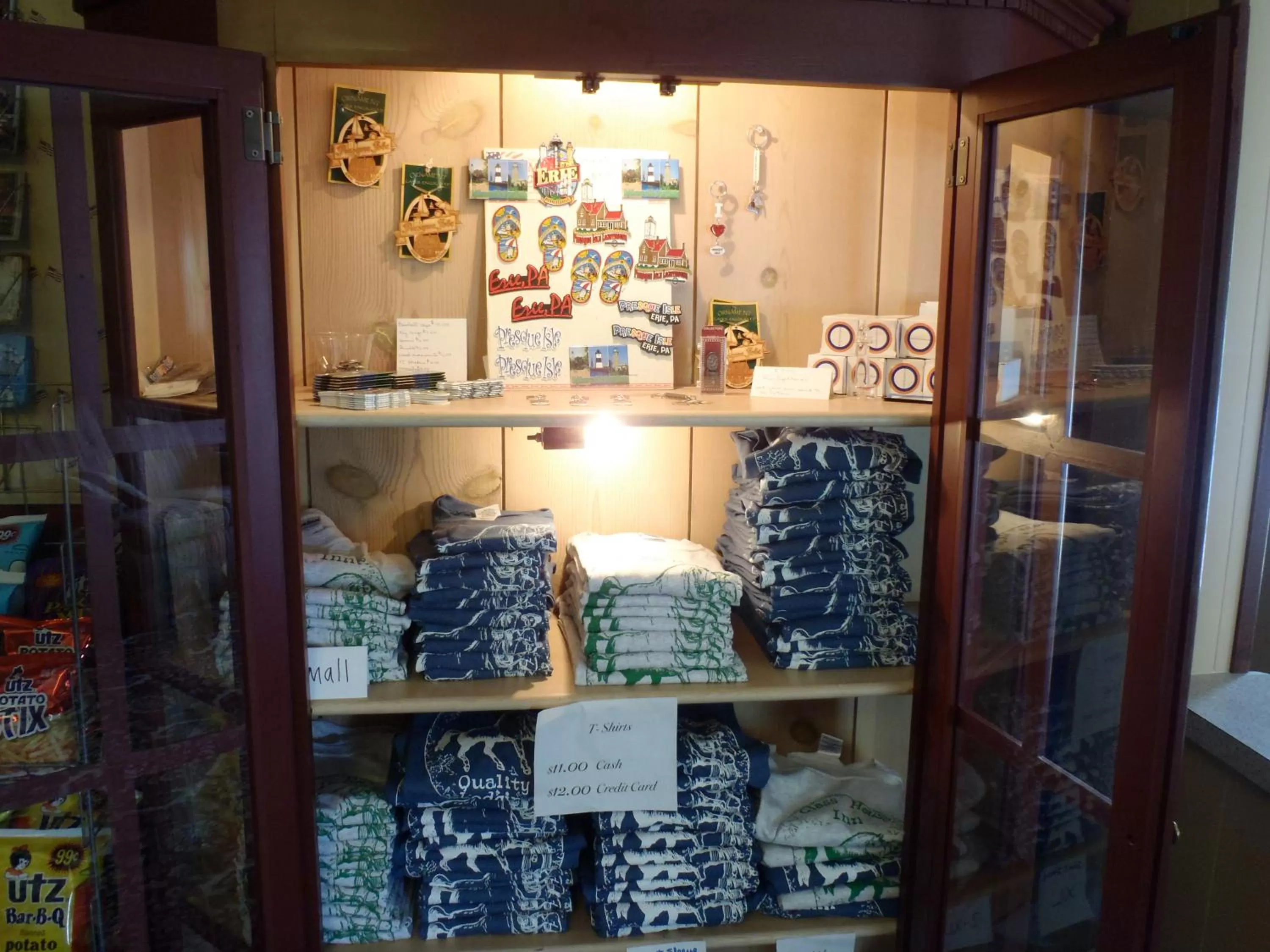 On-site shops in Glass House Inn Erie Near I-90 & I-79