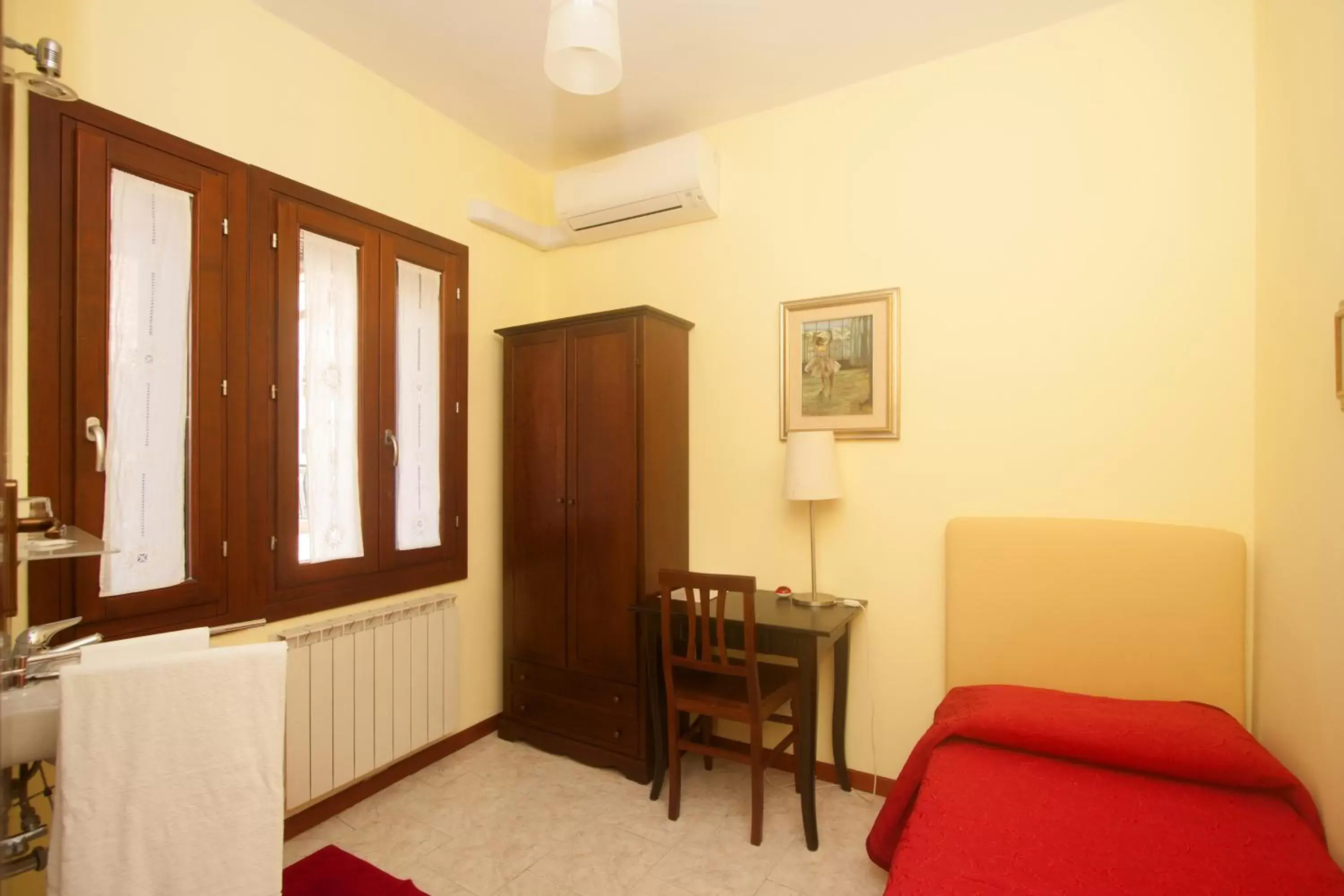 Single Room with Private Bathroom in Hotel dalla Mora Single Room with Private Bathroom in Hotel dalla Mora