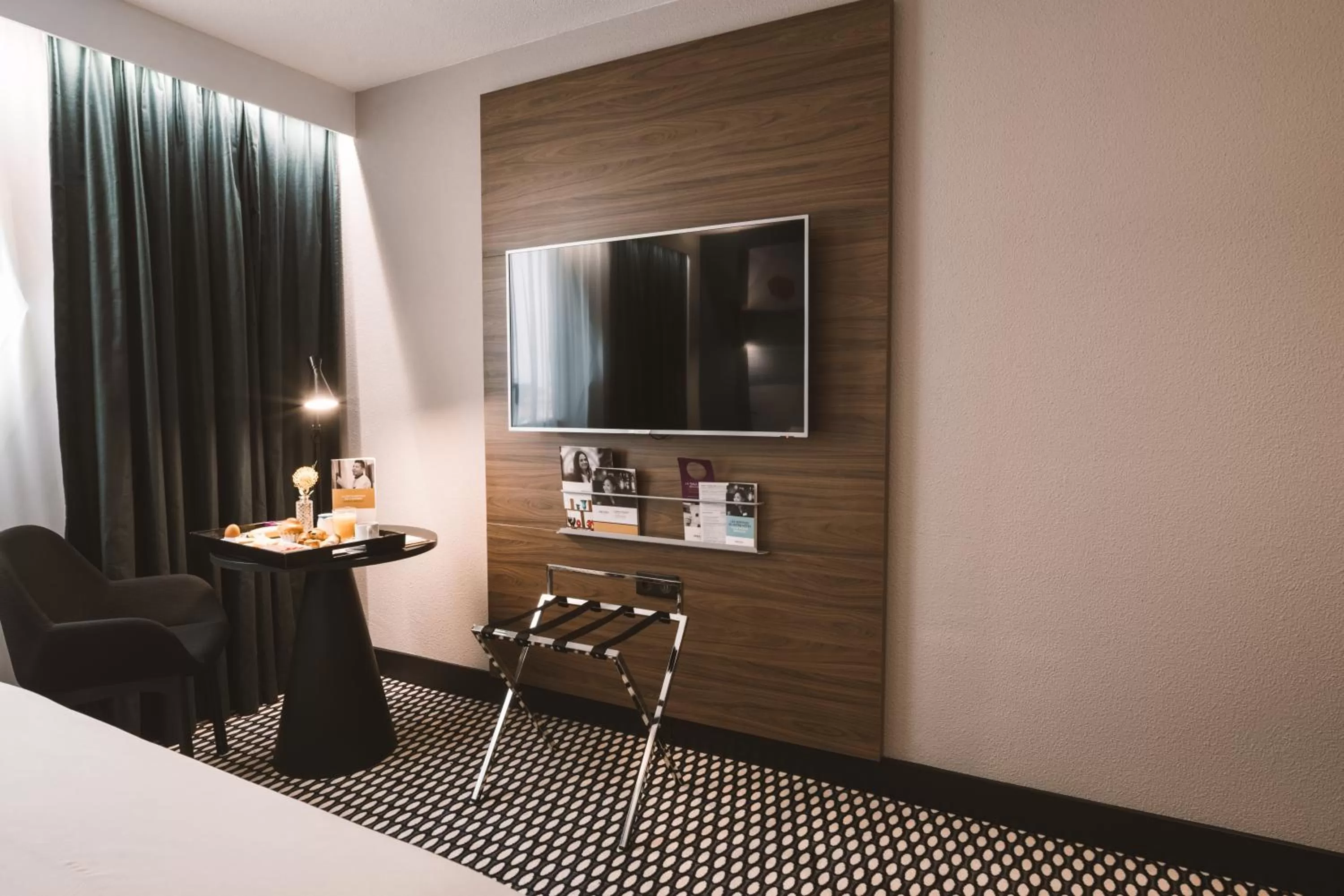 TV and multimedia, Bed in Mercure Bordeaux Centre Ville