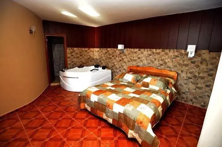 Suite with Hot Tub in Hotel L'Aiglon Suite with Hot Tub in Hotel L'Aiglon