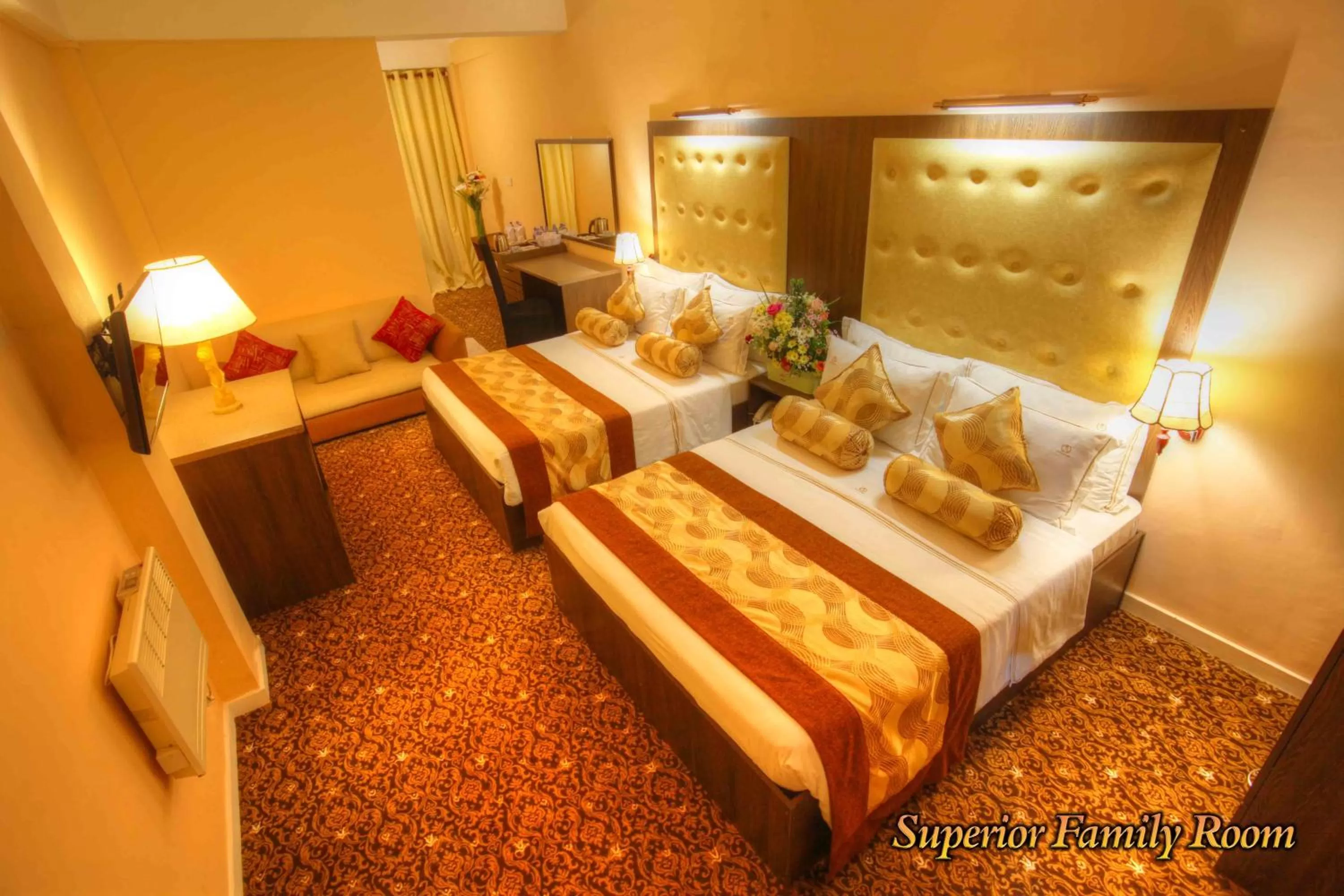 Photo of the whole room, Bed in The Queensburry City Hotel