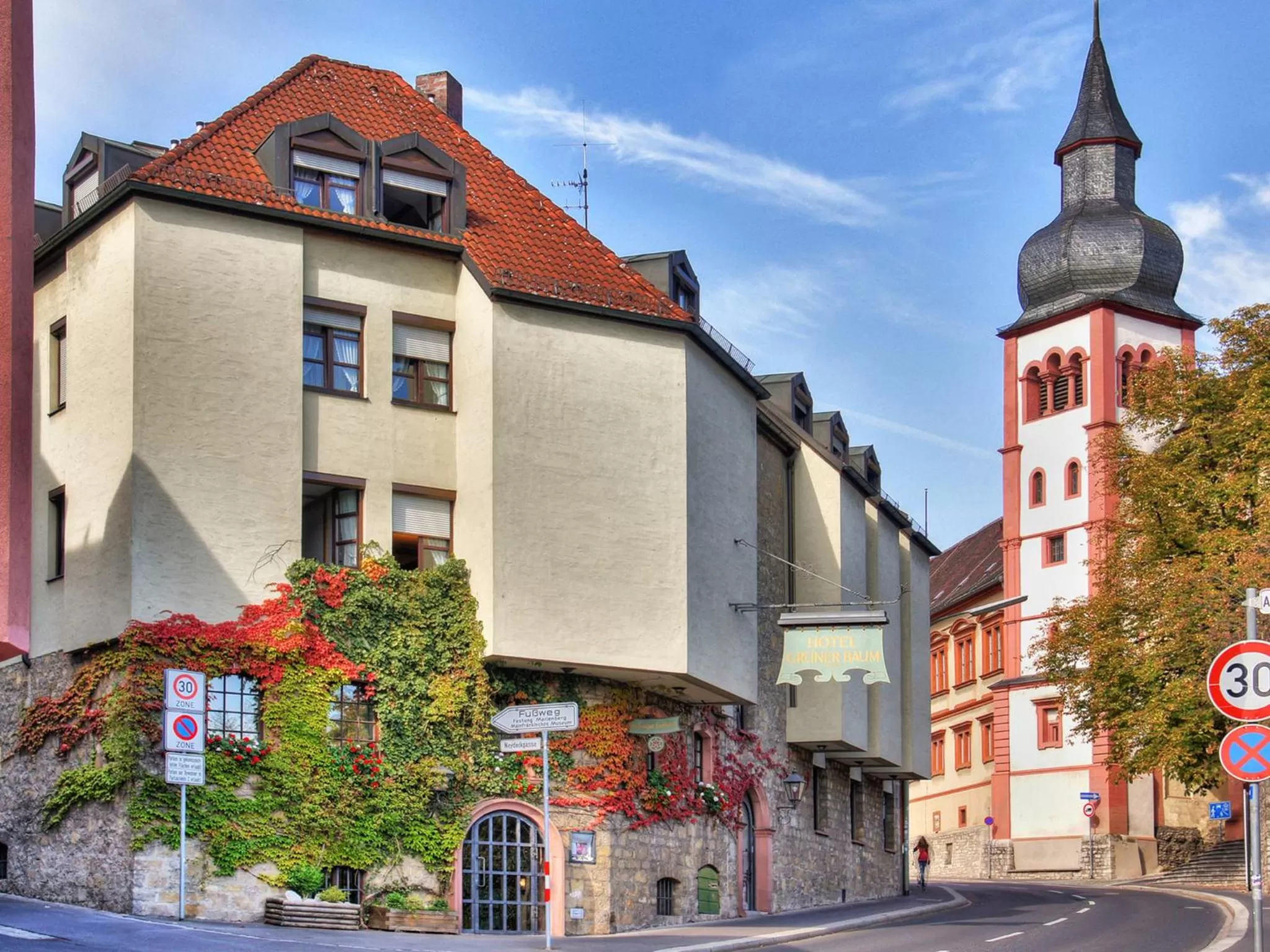Facade/entrance, Property Building in Hotel Grüner Baum