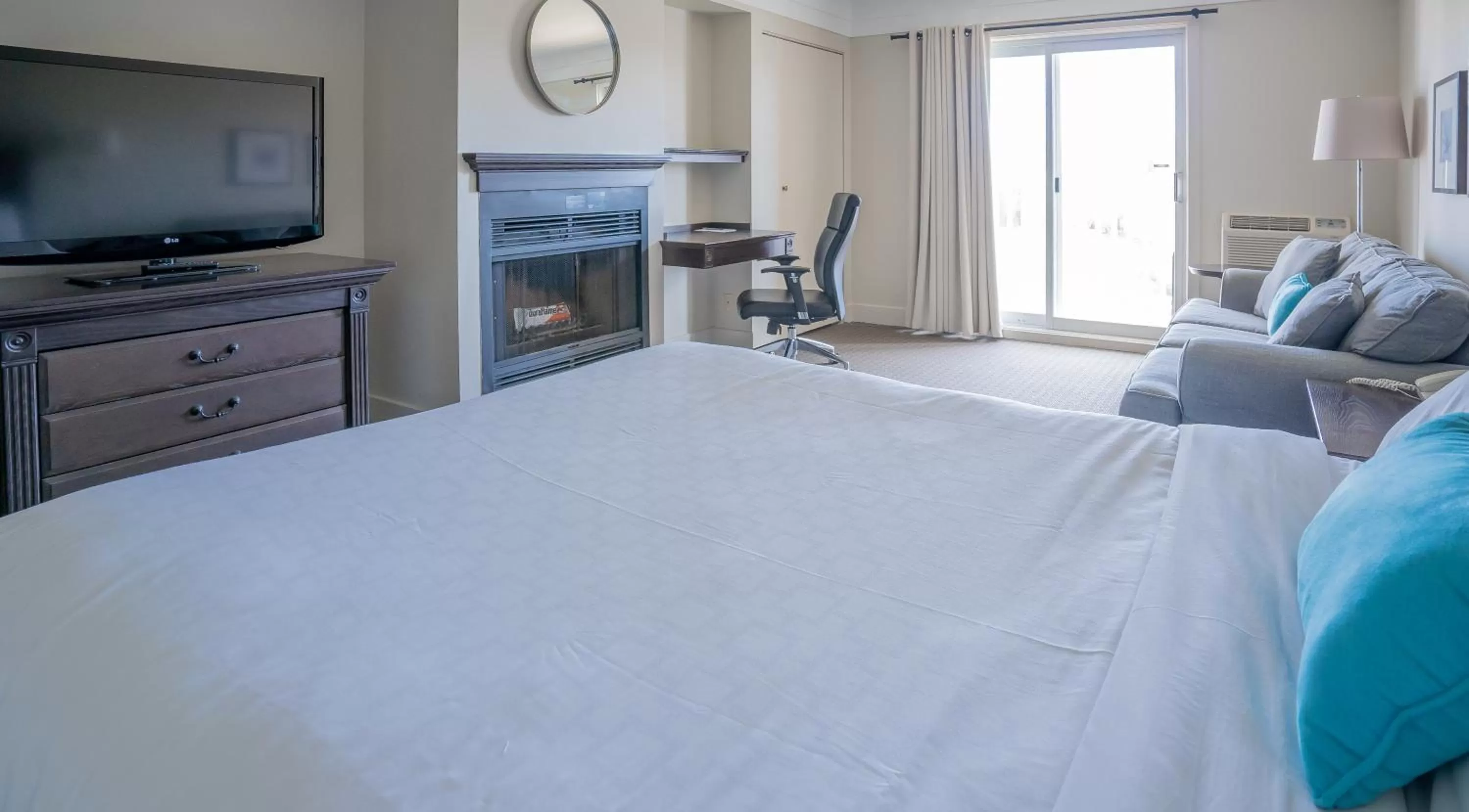 Photo of the whole room, Bed in Manoir des Sables Hôtel & Golf