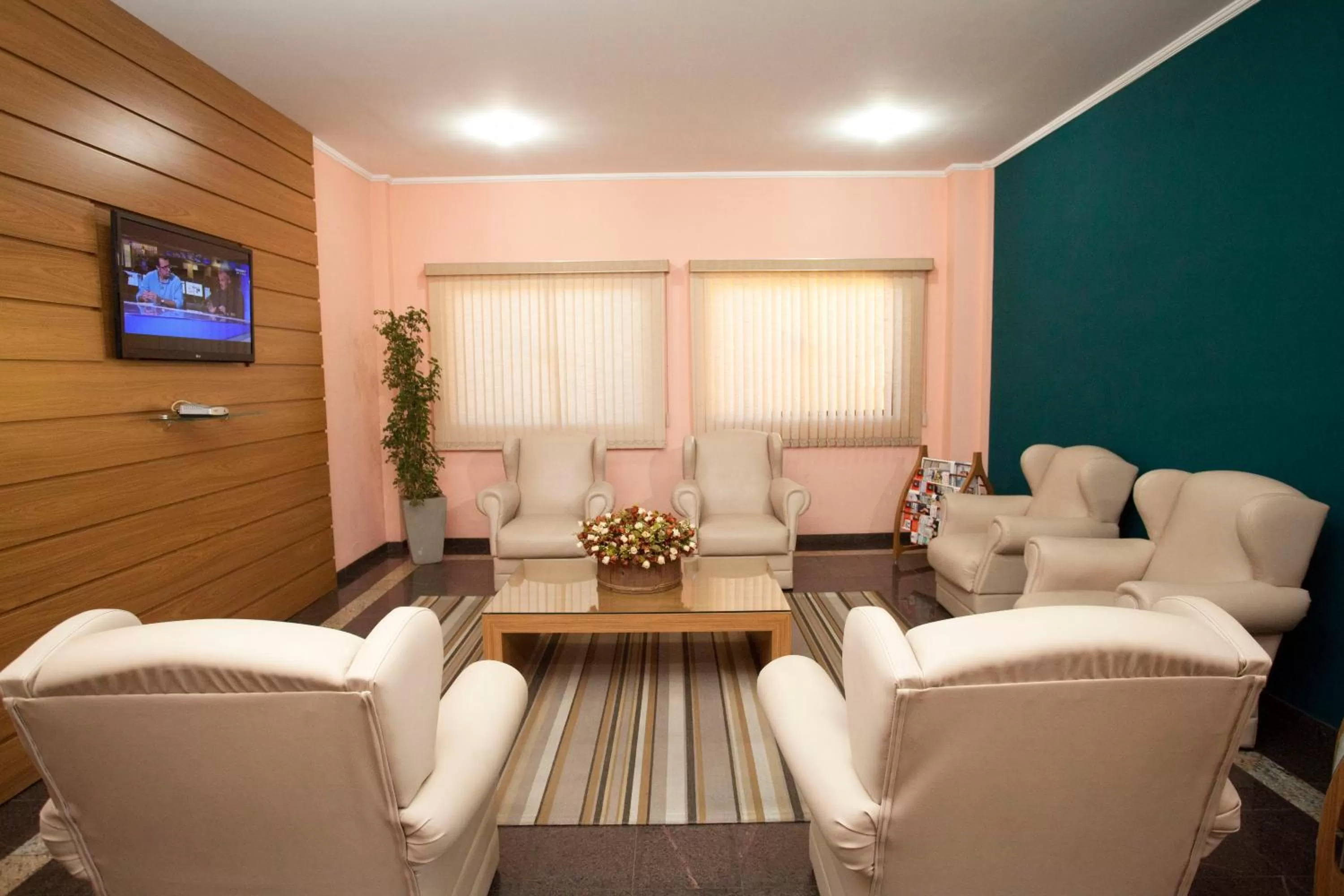 Communal lounge/ TV room, Lounge/Bar in Indaiá Hotel Residence