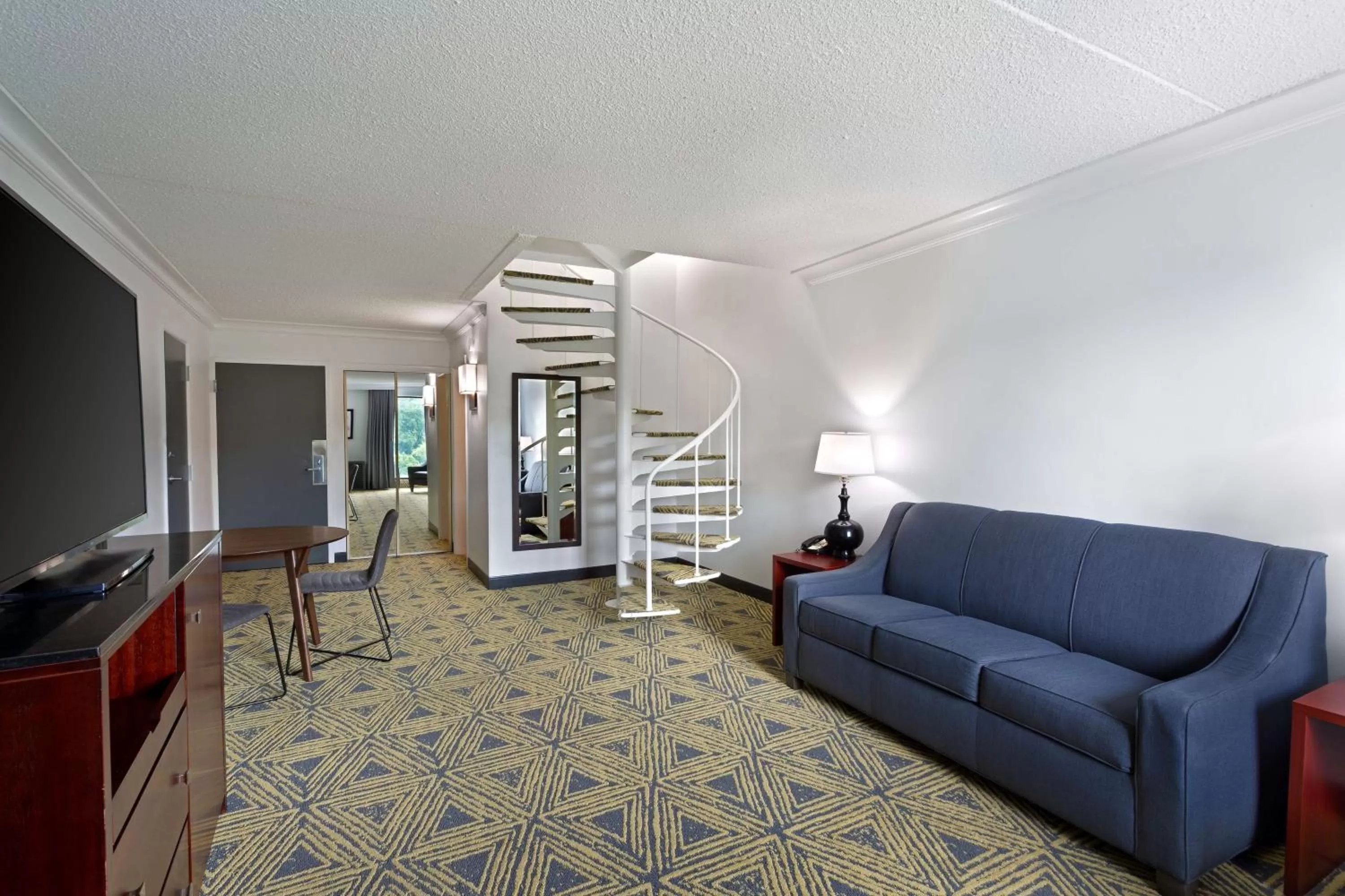 Living room in DoubleTree by Hilton Washington Meadow Lands Casino Area