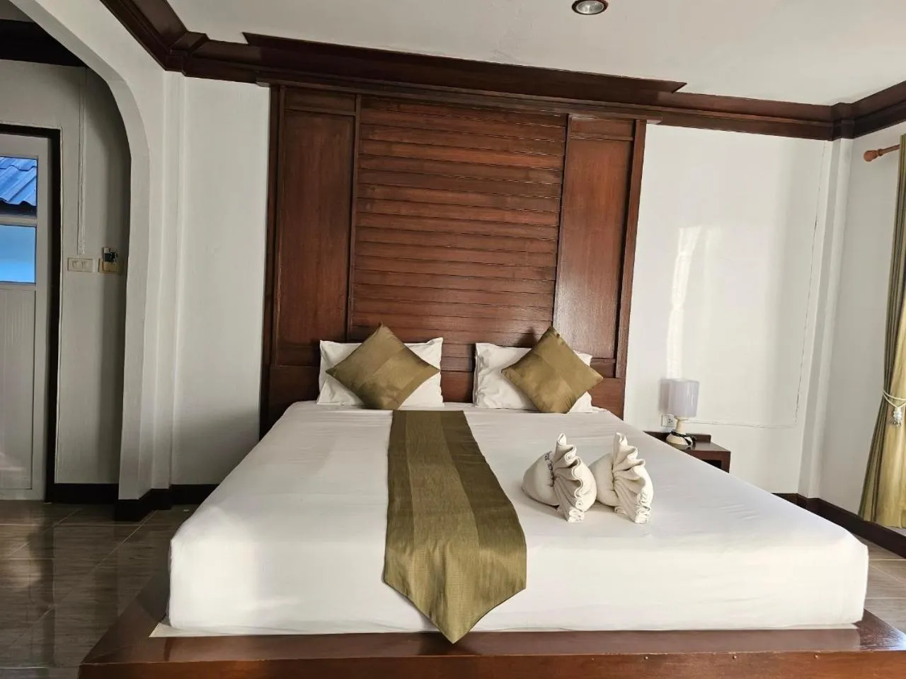 Living room, Bed in Lanta Nice Beach Resort - SHA Extra Plus