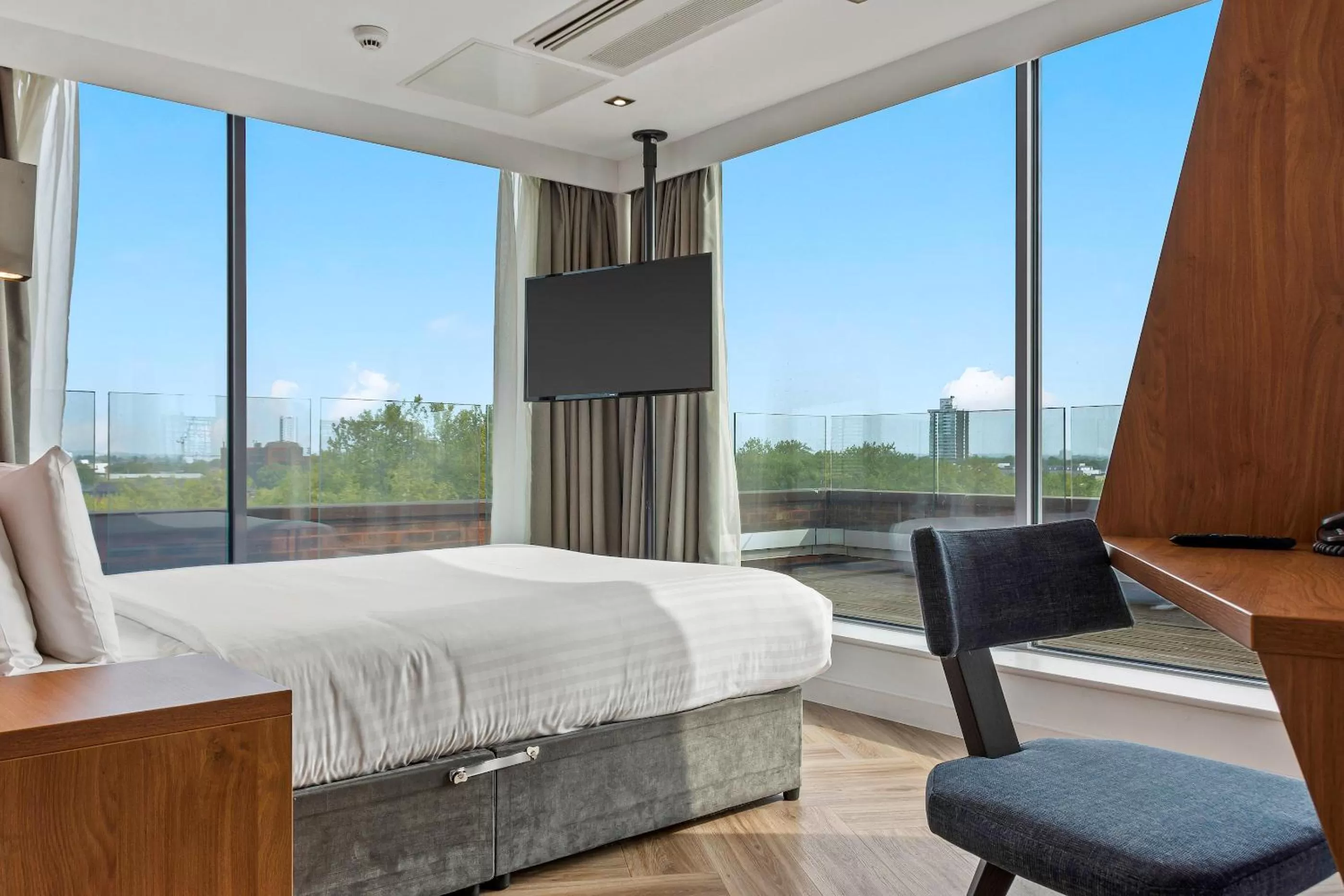 View (from property/room), Bed in Roomzzz London Stratford