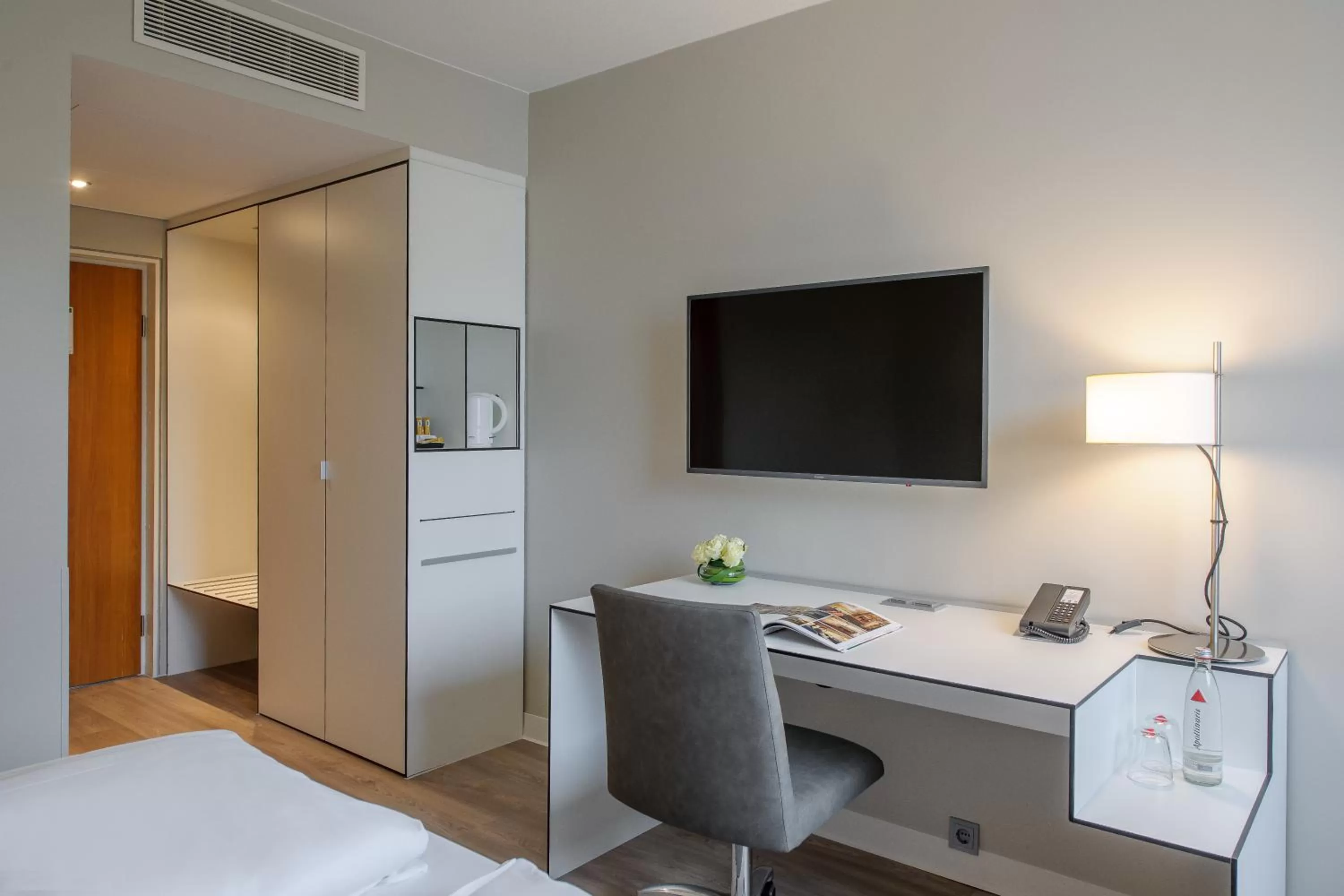 TV and multimedia, Bed in Congress Hotel Mercure Nürnberg an der Messe