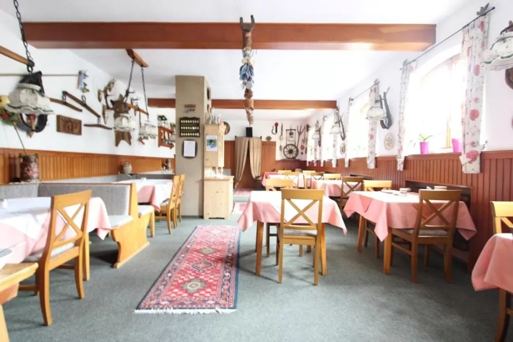 Restaurant/places to eat in Gästehaus Inzeller Hof