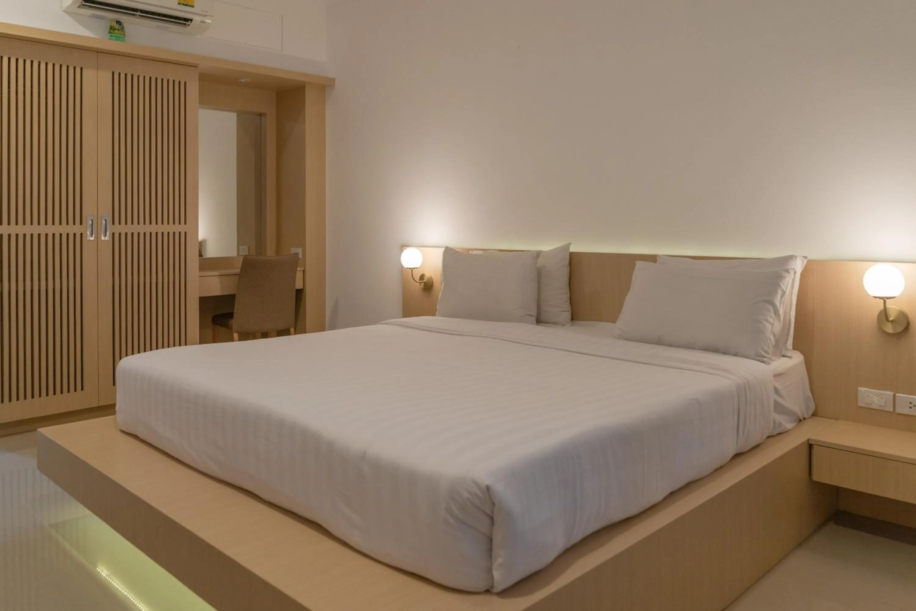 Photo of the whole room, Bed in Garden Home Kata