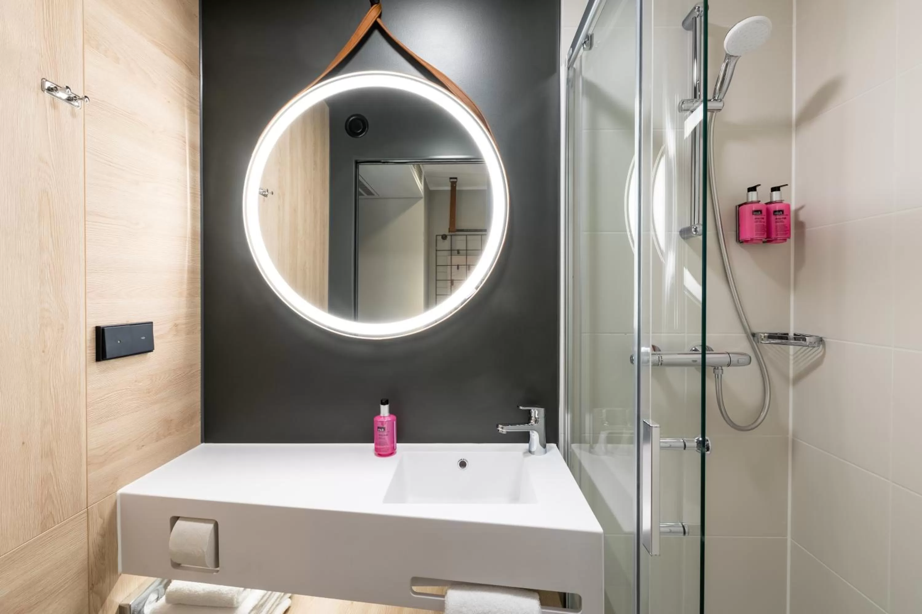 Shower in Moxy Dresden Neustadt