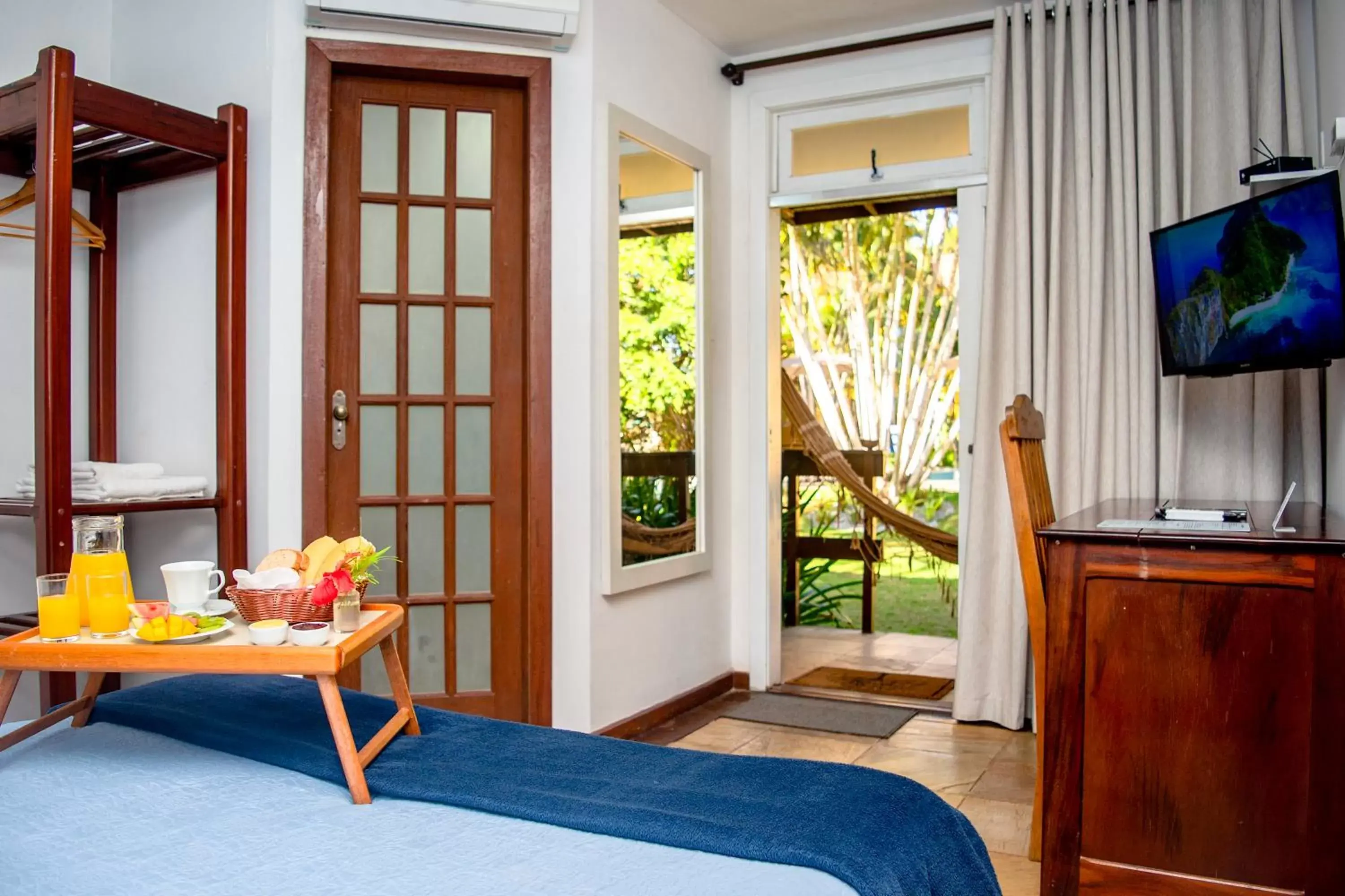 Triple Room with Pool View in Villa Bella Ferradura Triple Room with Pool View in Villa Bella Ferradura