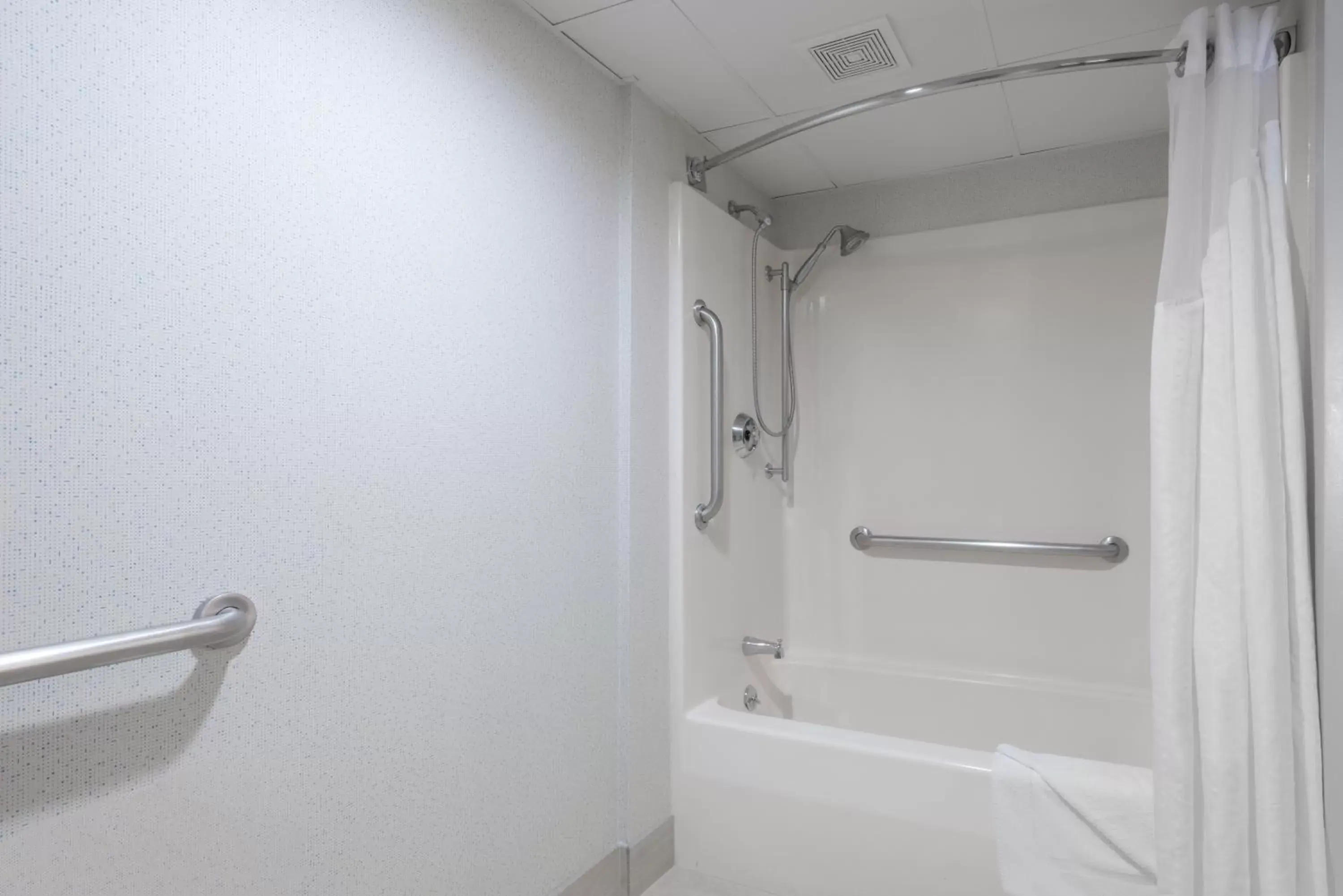 Standard King Room with Mobility Accessible Tub in Holiday Inn Express Ramsey Mahwah by IHG Standard King Room with Mobility Accessible Tub in Holiday Inn Express Ramsey Mahwah by IHG