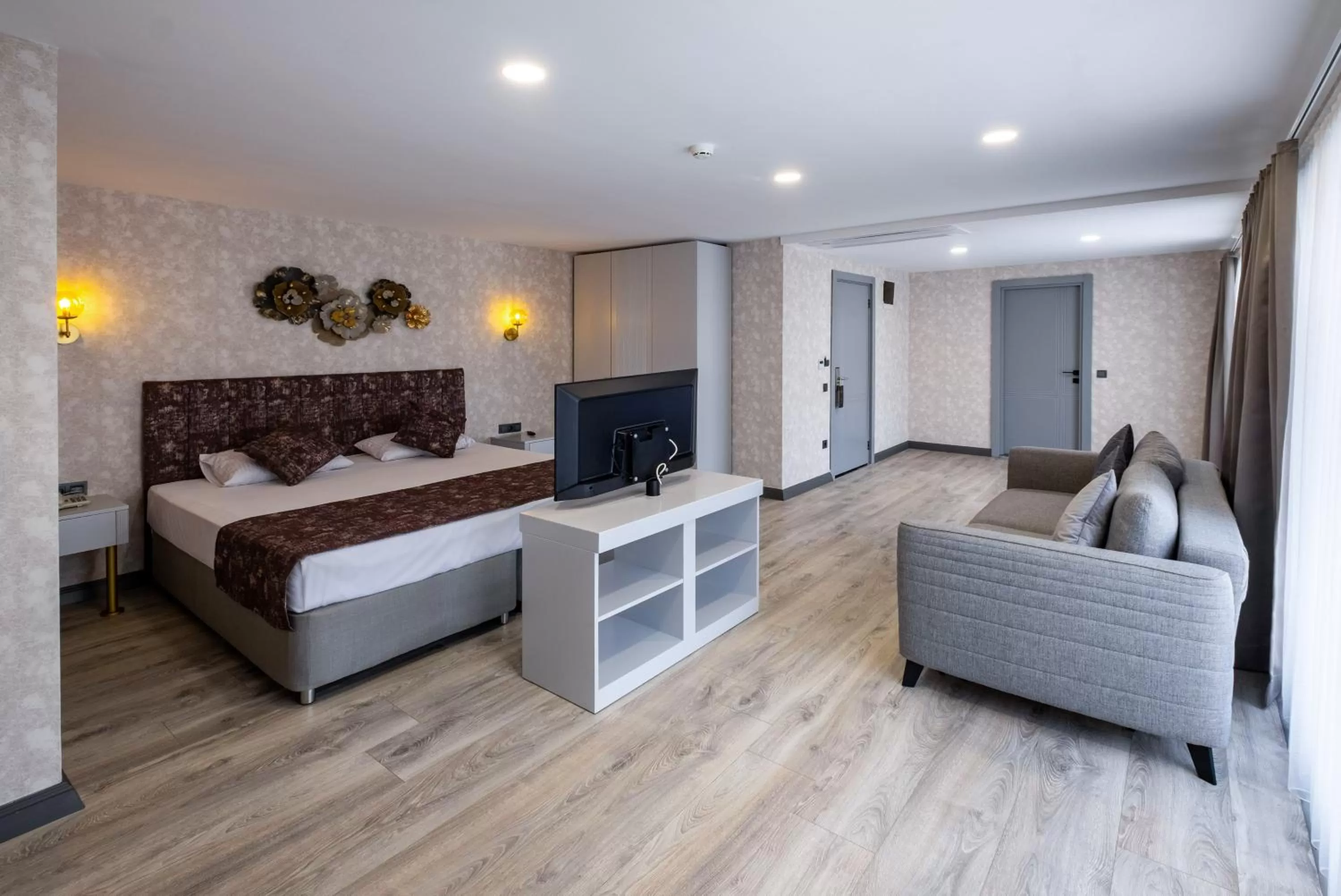 Bed, Seating Area in Avion Suite Hotel