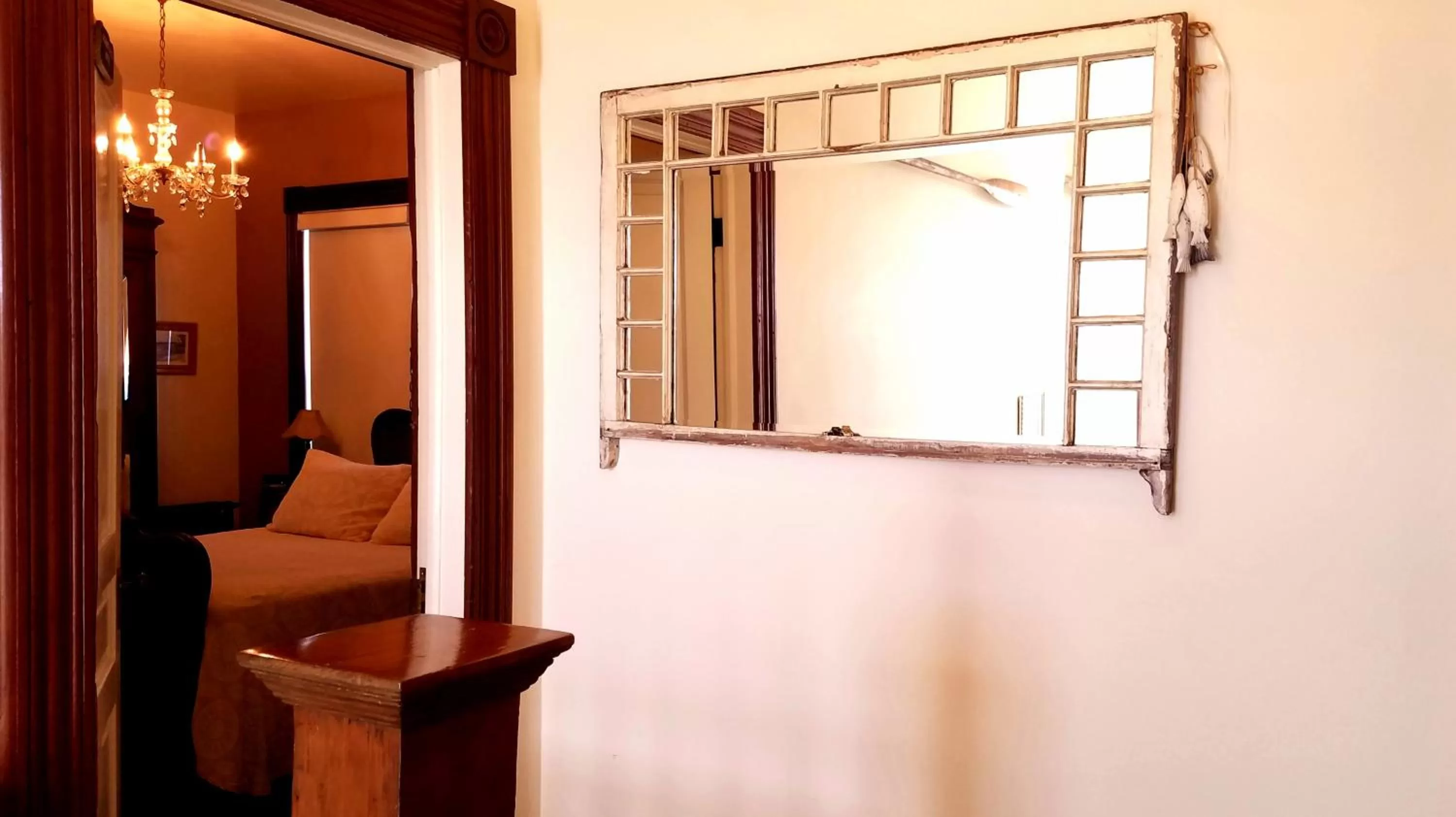 Living room in Captain's Inn at Moss Landing