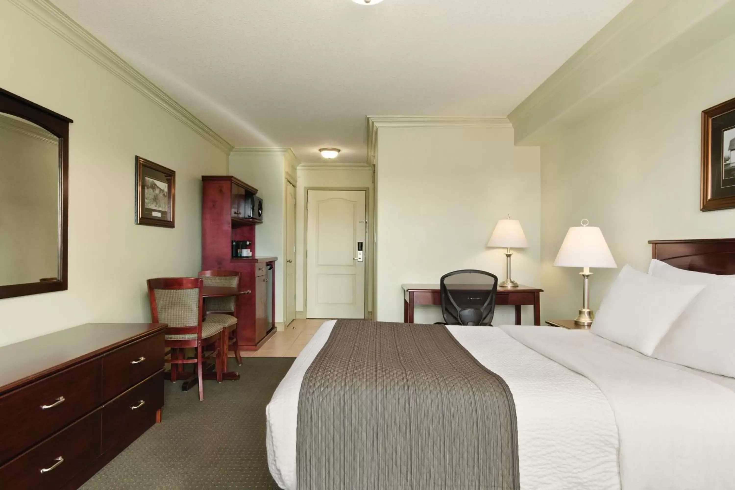 Standard Queen Room - Smoking in Quality Inn & Suites Standard Queen Room - Smoking in Quality Inn & Suites