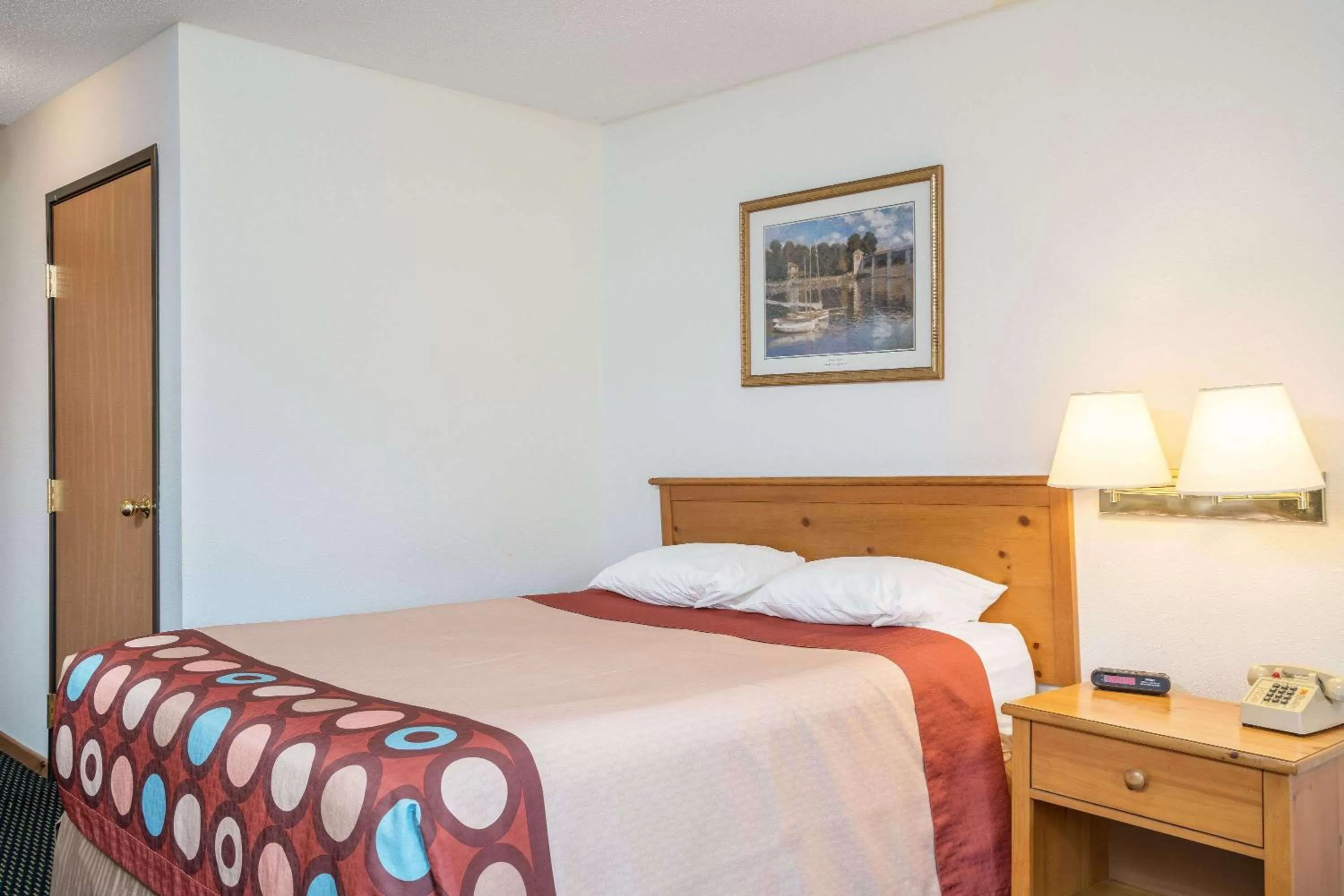 Photo of the whole room, Bed in Super 8 by Wyndham Phillips