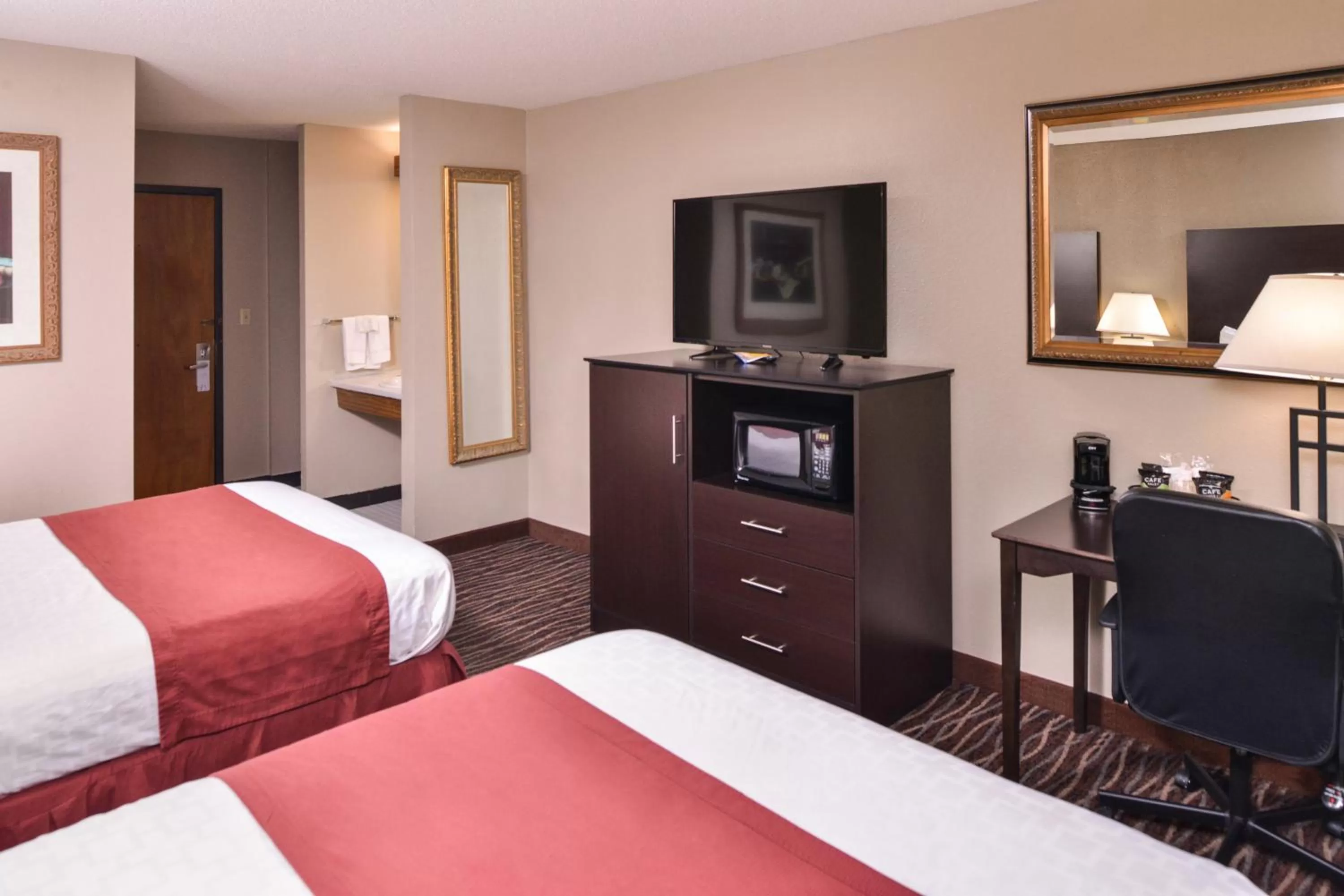 TV and multimedia, Bed in Baymont by Wyndham Sioux Falls North,I-29,Russell St, Airport