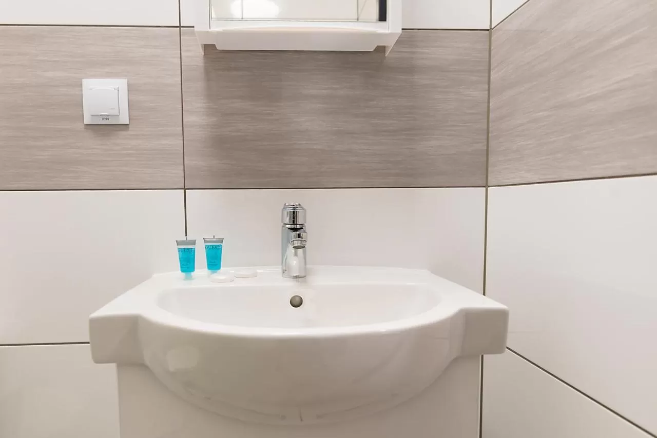 Bathroom in Dom Wycieczkowy "Na stadionie"