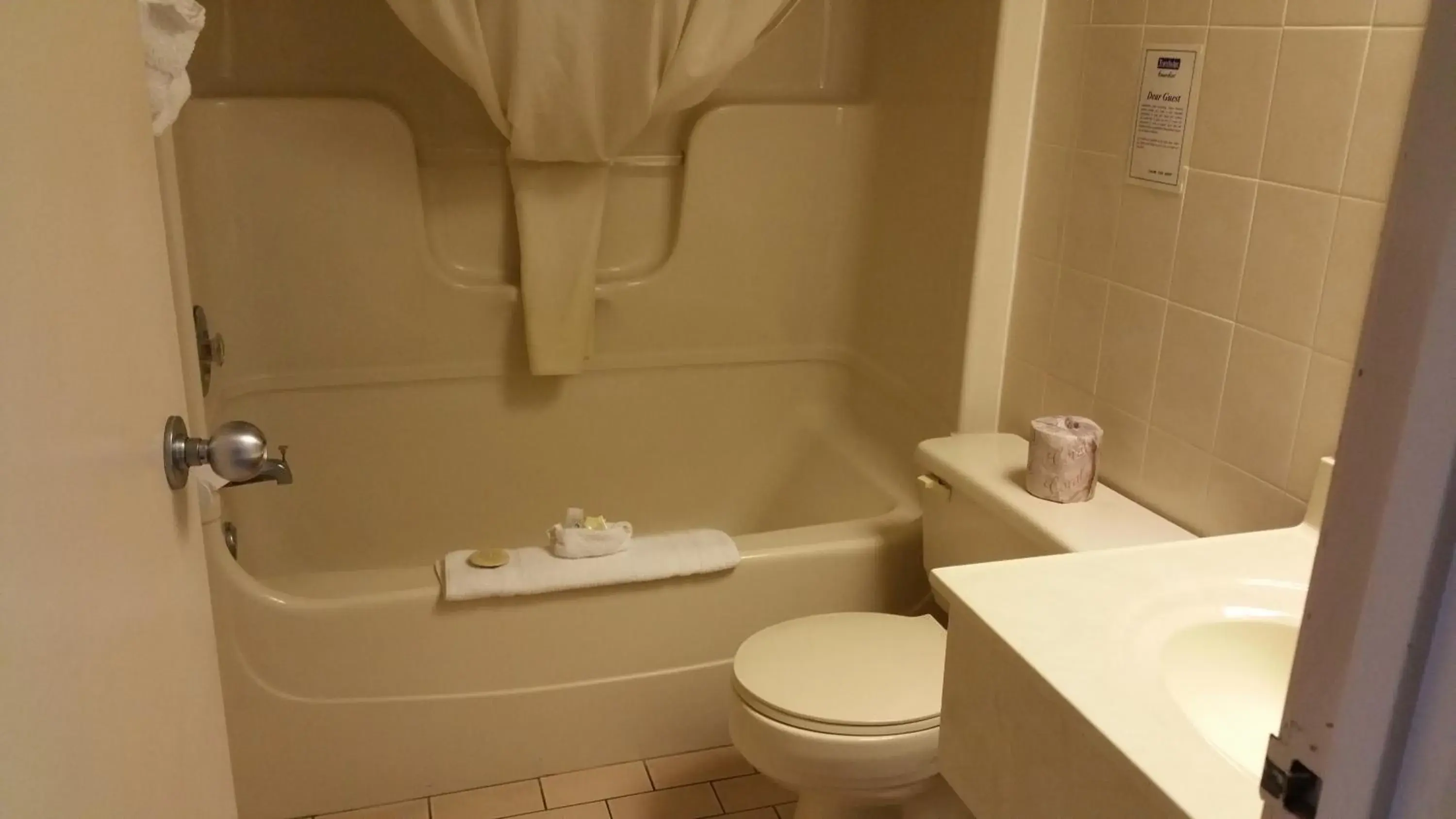 Queen Room with Two Queen Beds - Non-Smoking in Travelodge by Wyndham Niagara Falls Lundys Lane Queen Room with Two Queen Beds - Non-Smoking in Travelodge by Wyndham Niagara Falls Lundys Lane