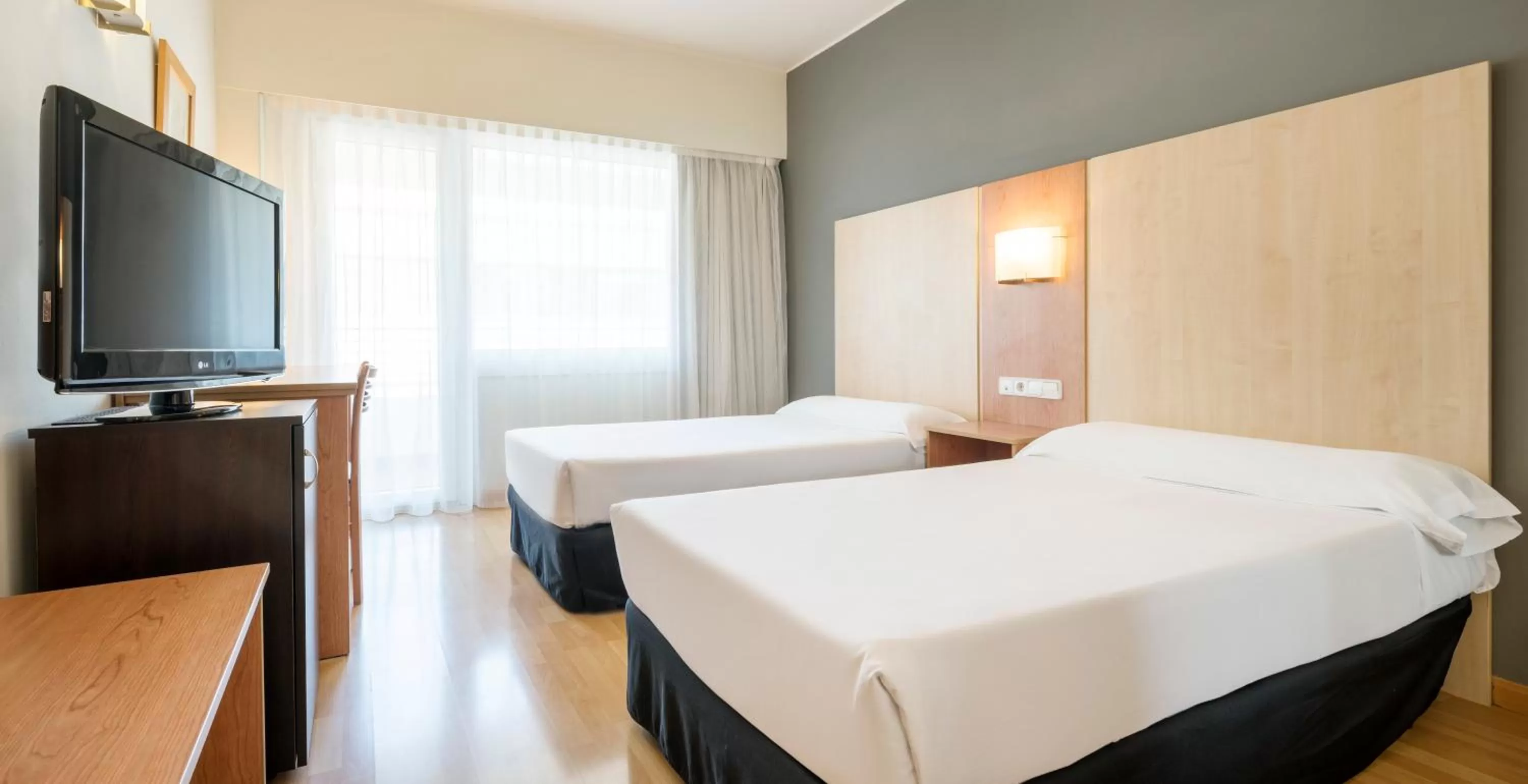 Bedroom, Bed in Ilunion Romareda