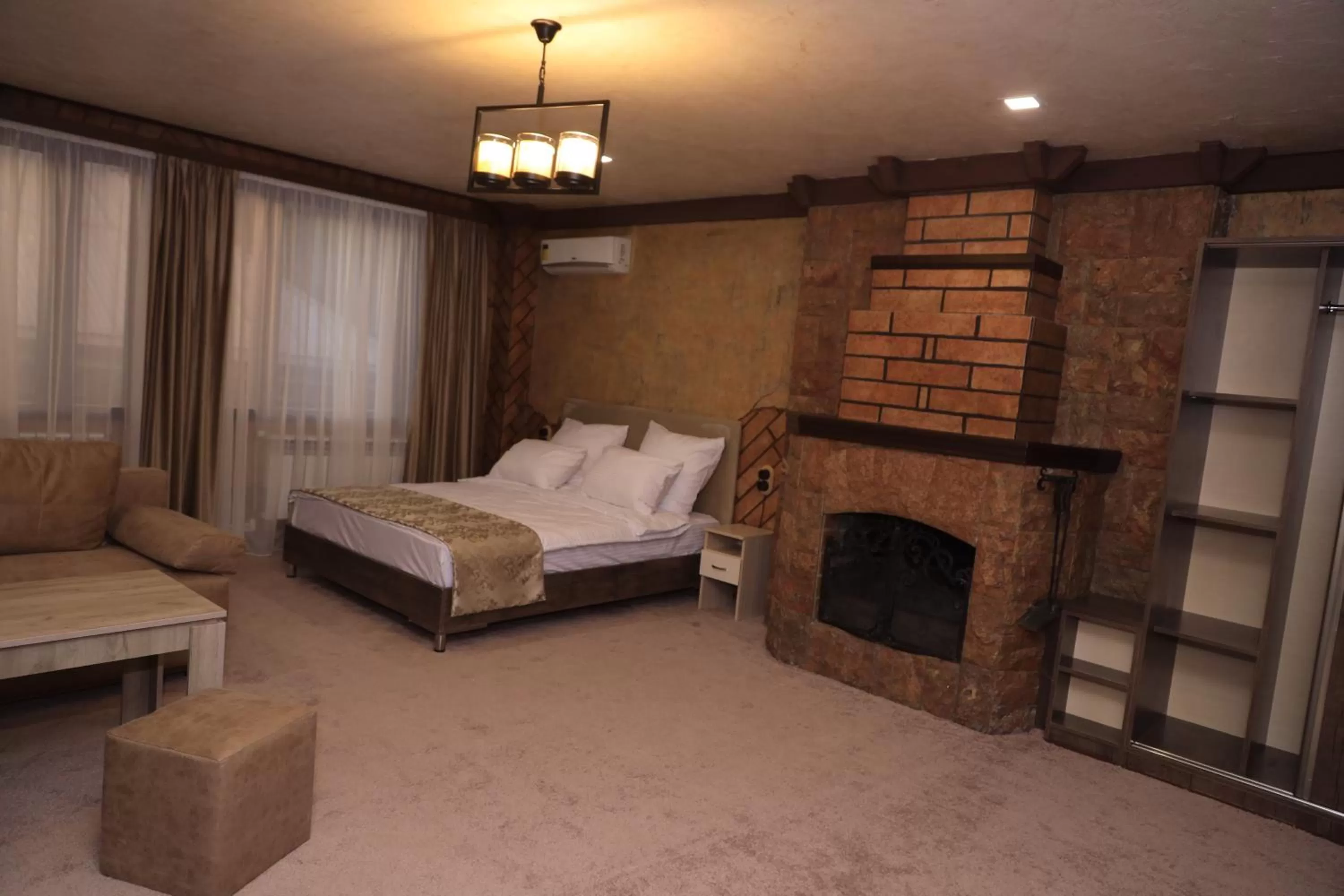 Bed in DeLin Hotel And Tours